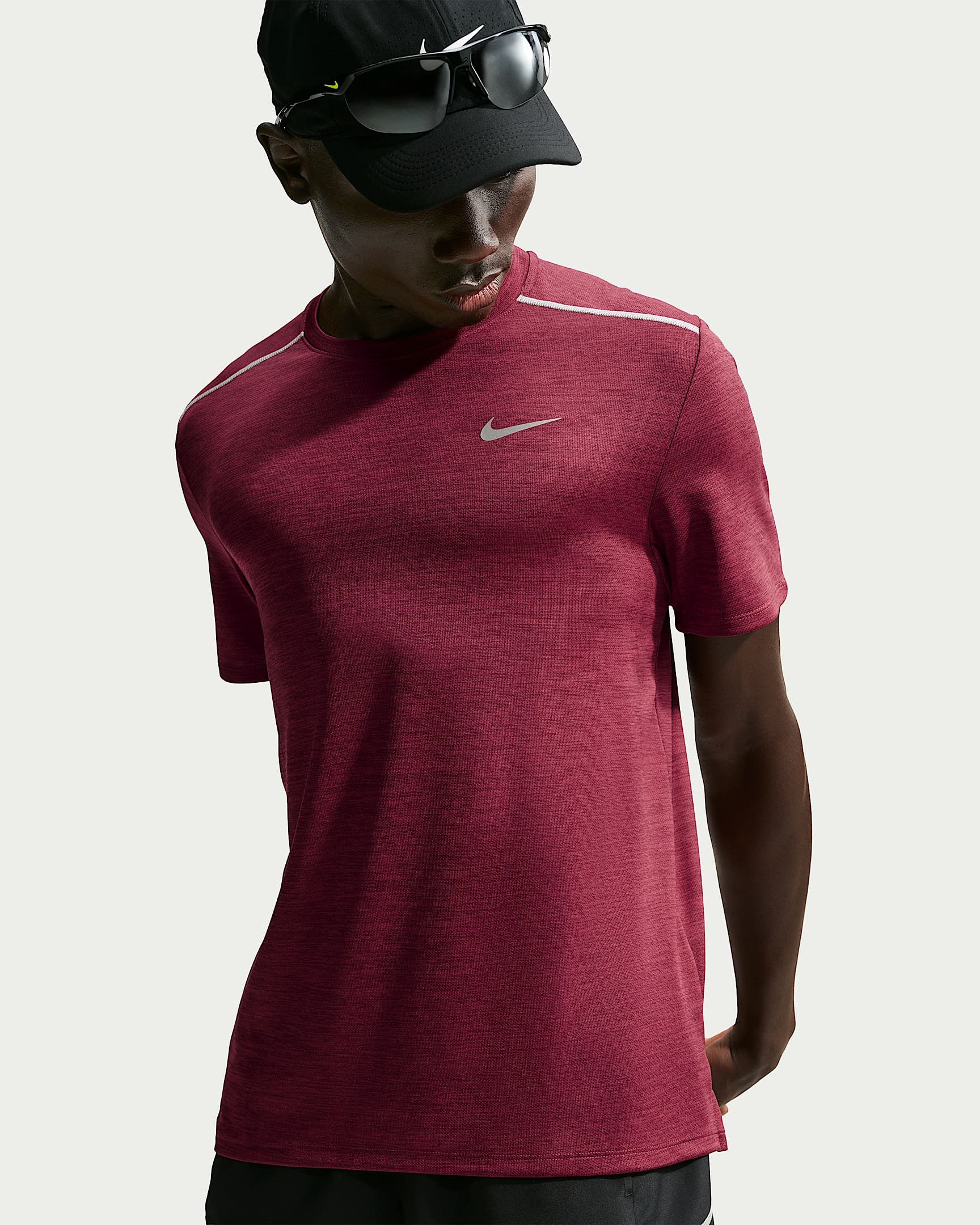 Nike Laufshirt M NK DF UV MILER SS mit reflektierenden Details, schnell trocknend, atmungsaktiv