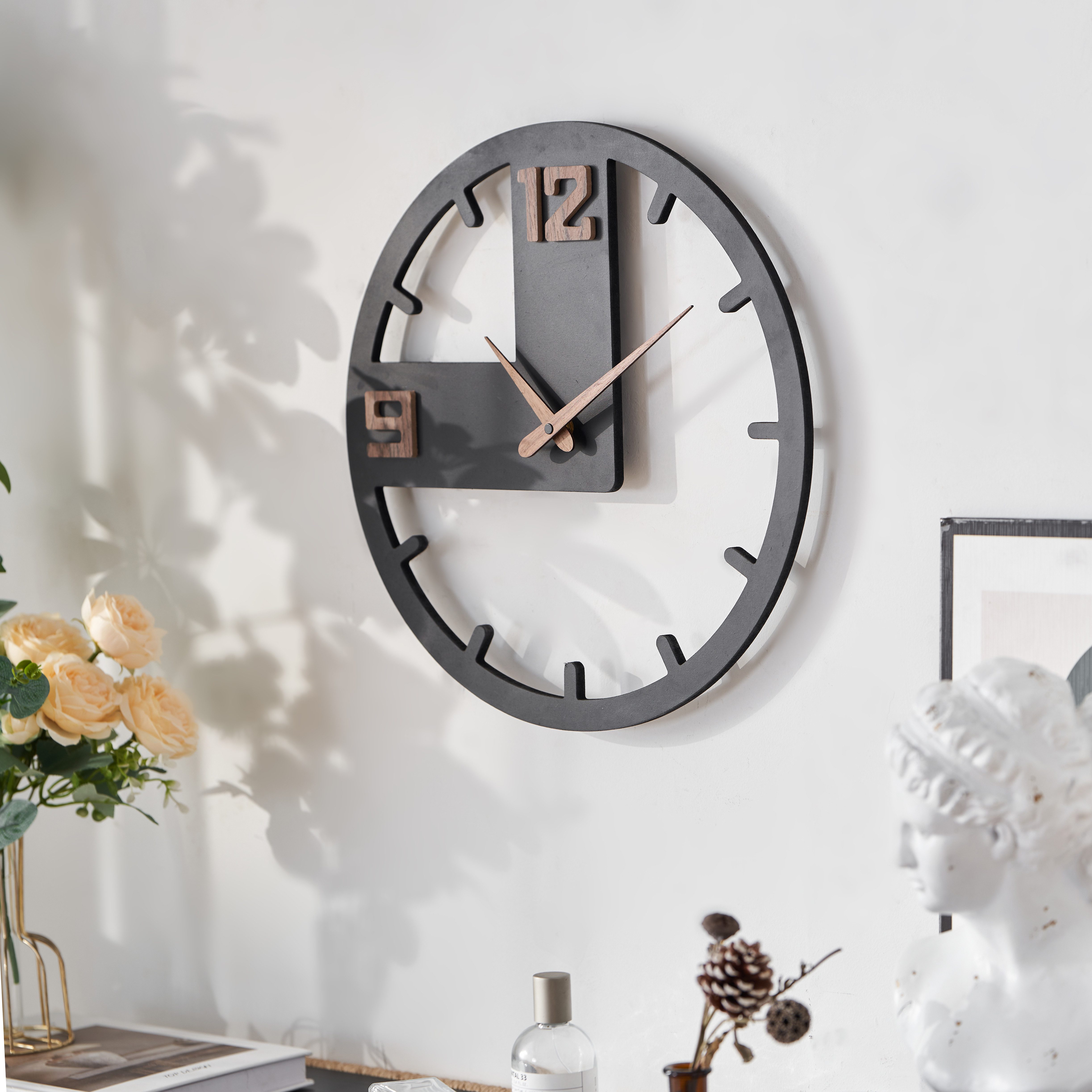 K&L Wall Art Pendelwanduhr MDF Wanduhr Holz Pendeluhr Schwarz Wohnzimmeruhr (lautloses Uhrwerk ohne Ticken)