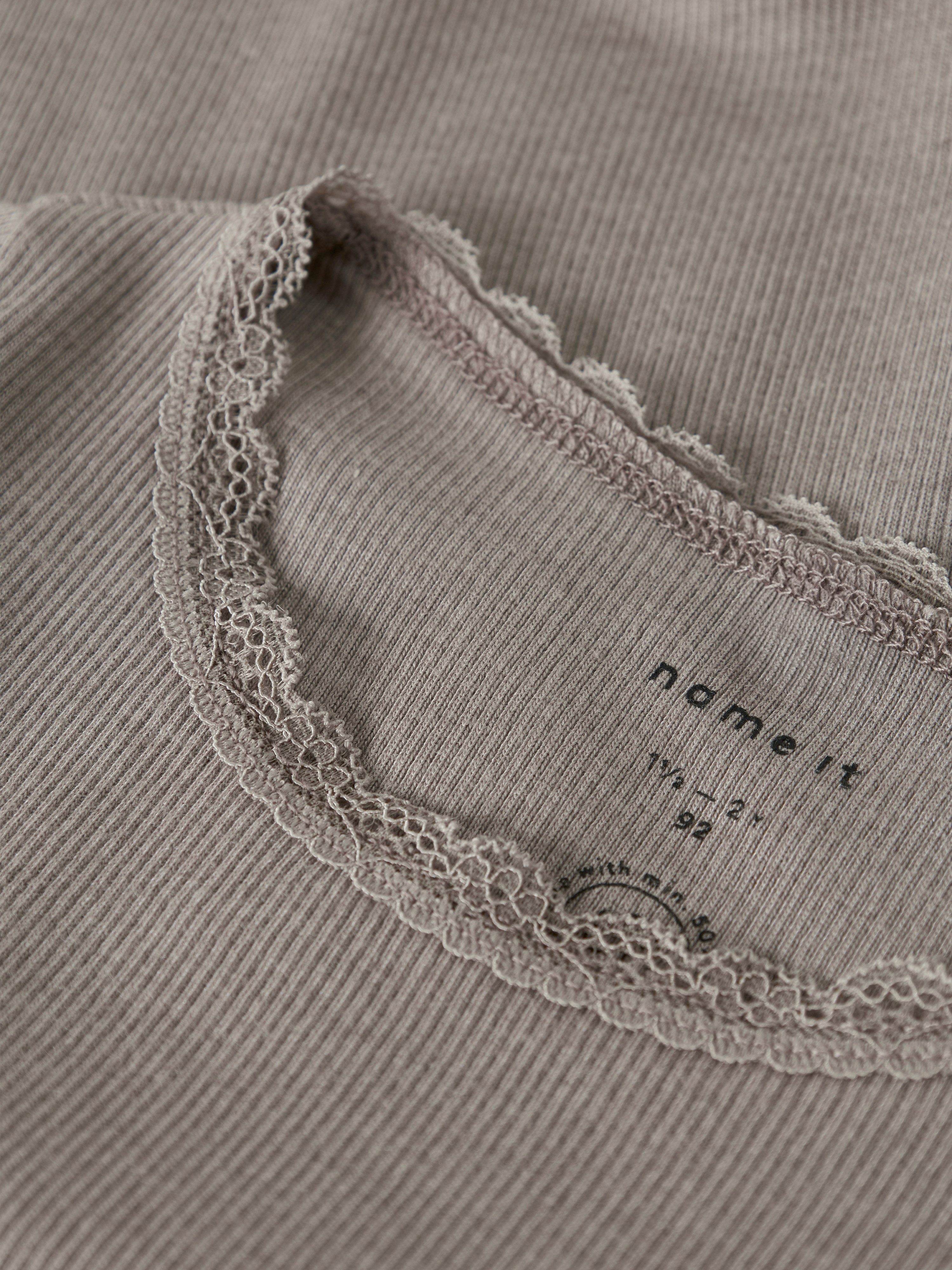 Name It Langarmshirt NMFKAB LS TOP NOOS in Feinripp und mit süßer Spitzenkante am Ausschnitt