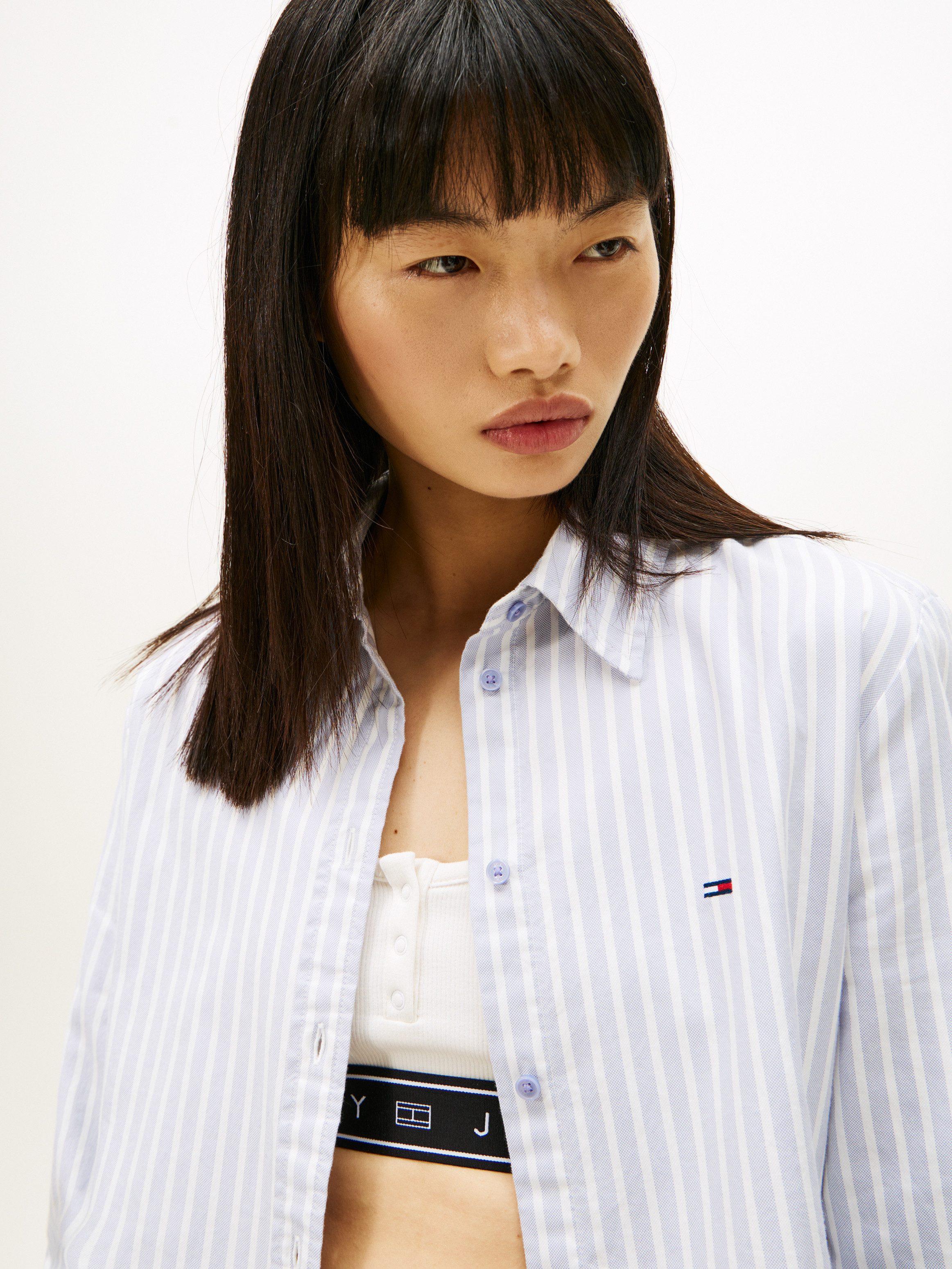 Tommy Jeans Hemdbluse TJW REG OXFORD SHIRT mit Logostickerei, abgerundeter Saum