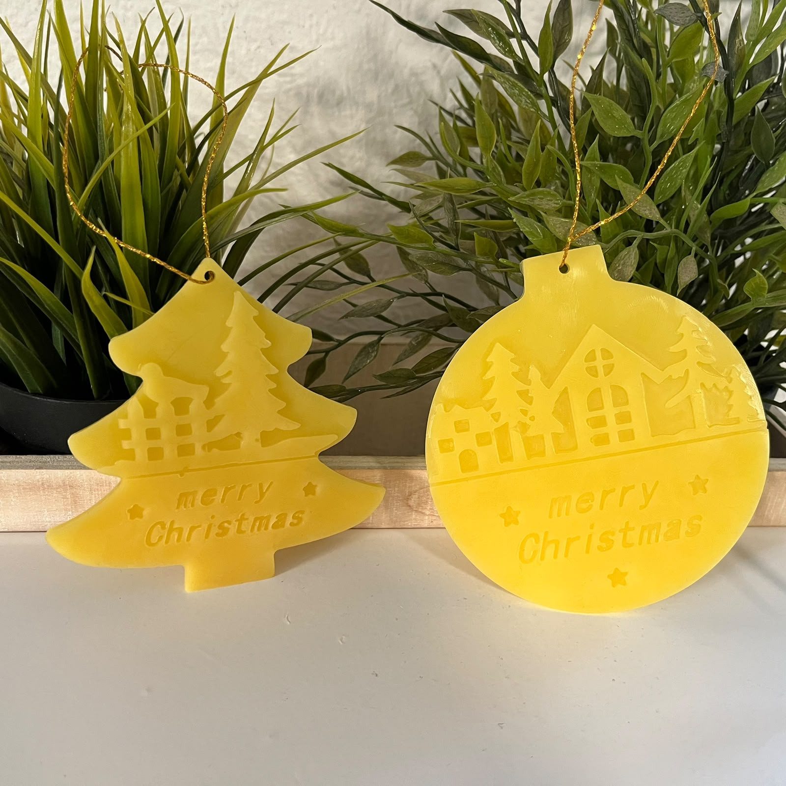 Aspinaworld Bienenwachskerze Christbaumschmuck 2er Set Kugel und Baum 10 cm natur – mit Kordel (2-tlg)