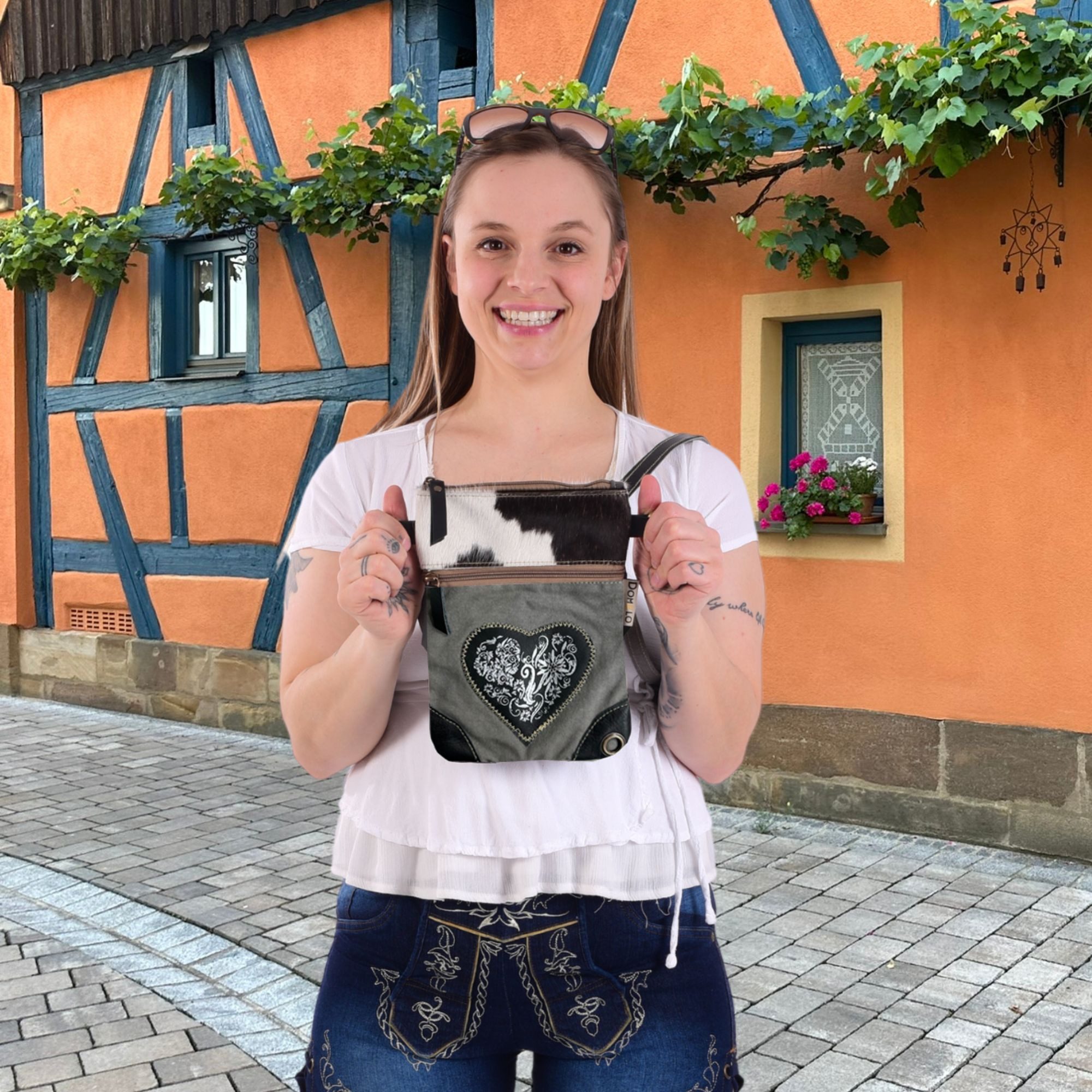 Domelo Trachtentasche kleine Oktoberfest Tasche, schwarze Dirndltasche, Unikate Trachtentasche