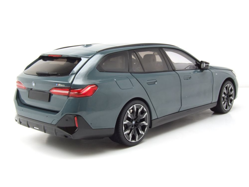Minichamps Modellauto BMW i5 M60 Touring Kombi 2024 grün metallic, Maßstab 1:18