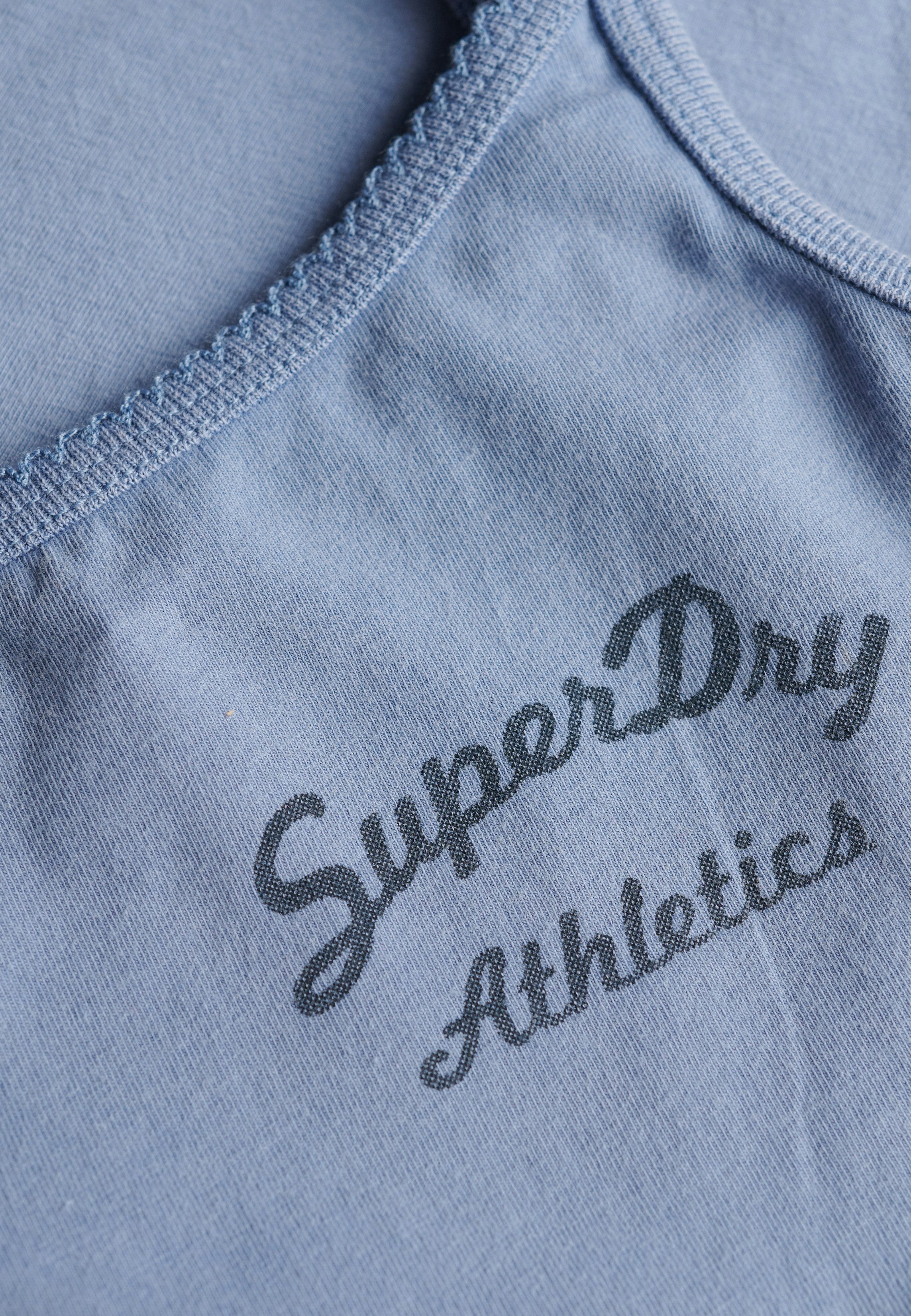Superdry Tanktop ATH ESS GRAPHIC CAMI mit hübschem Spitzen-Detail am Auschnitt