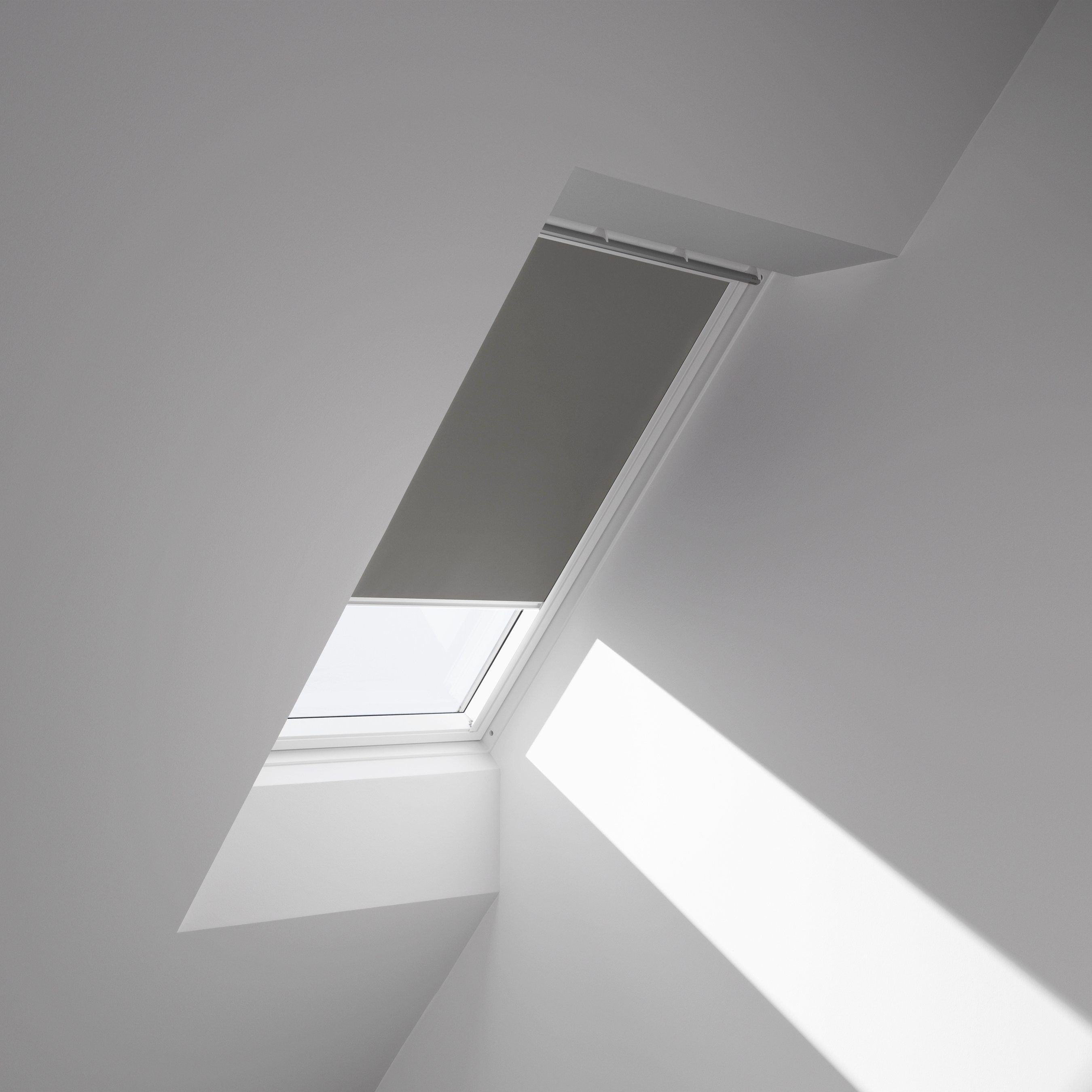 [Normaler Versandhandel im Laden] Verdunklungsrollo DKL M06 0705SWL, verdunkelnd, & in Führungsschienen, VELUX »Pick VELUX, Click!«, grau