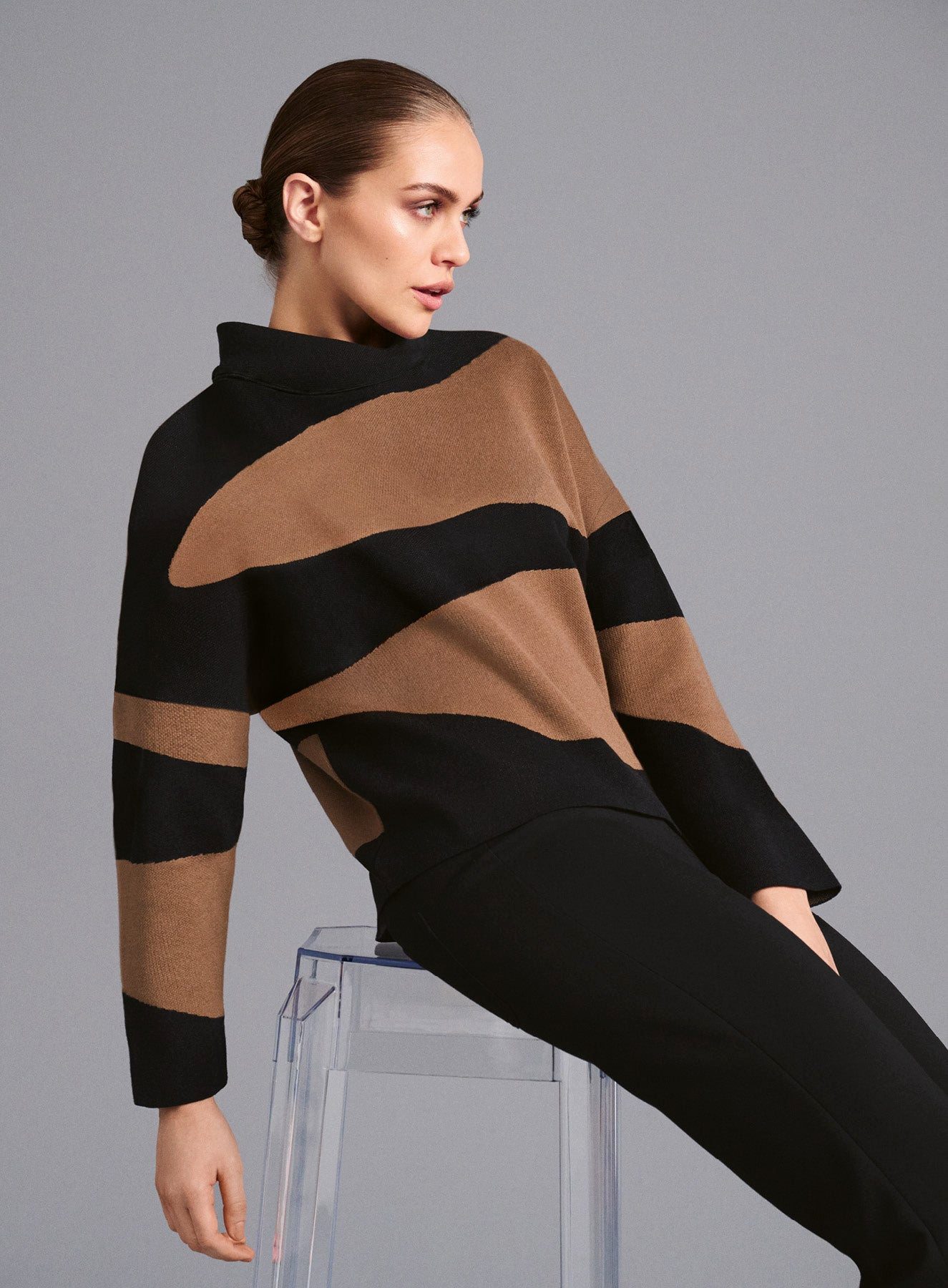 Stehkragenpullover Intarsienpullover mit Stehbund in Farbe Nougat/Schwarz