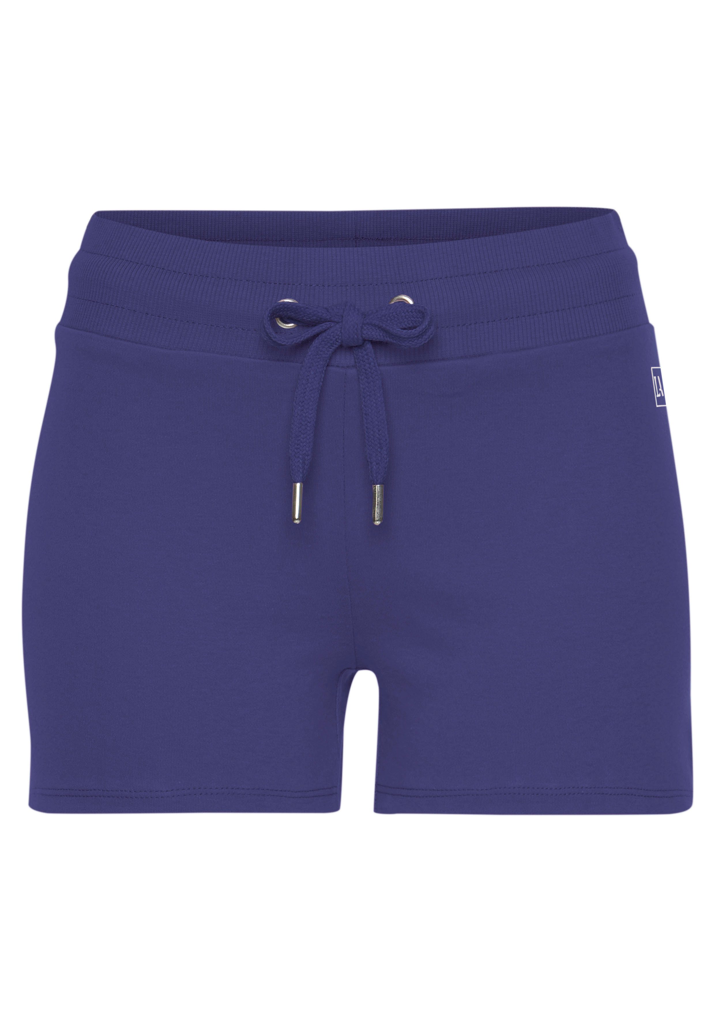 LASCANA ACTIVE Shorts mit kleinen Seitenschlitzen. € 24,99