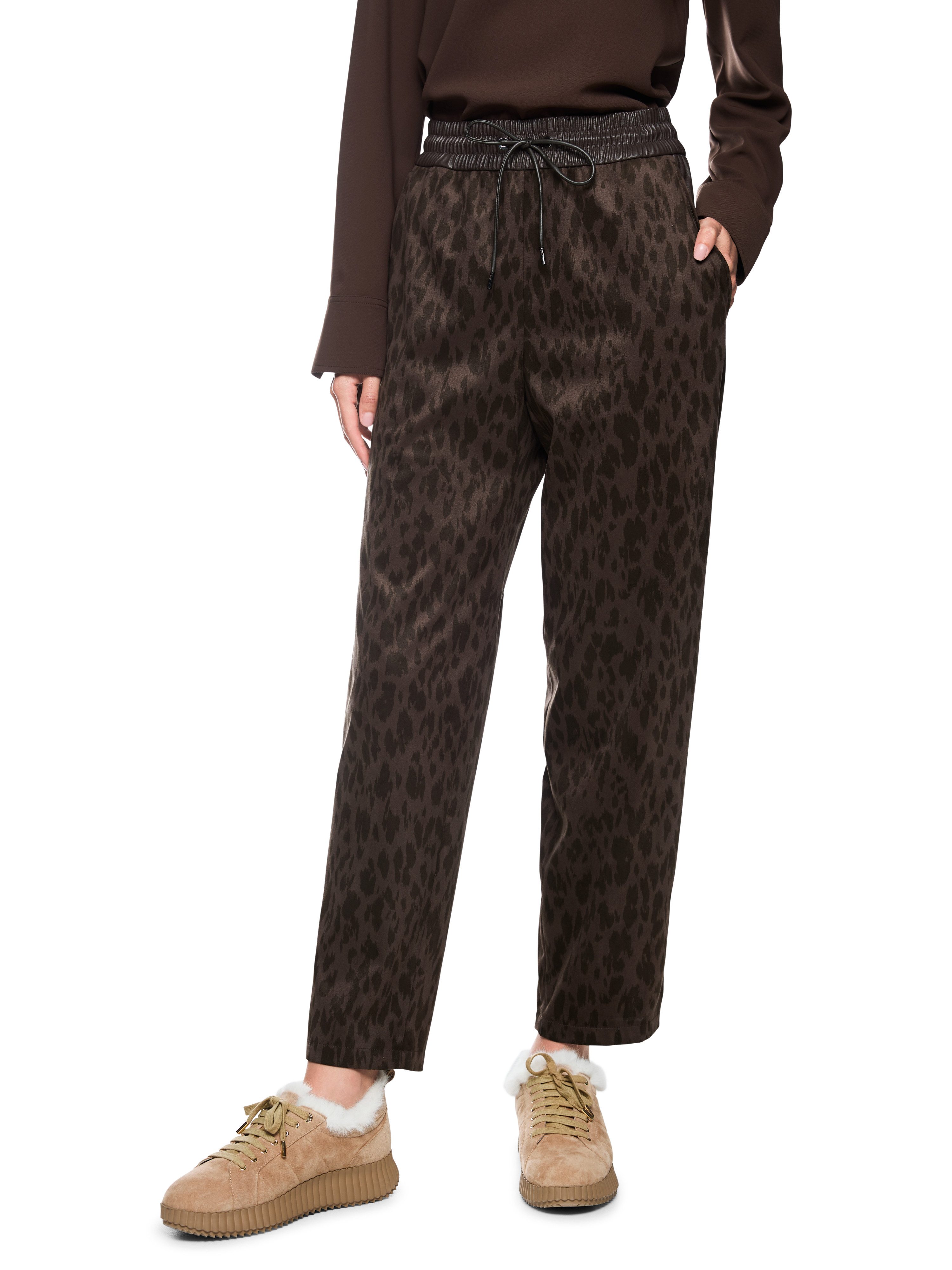 Marc Cain Schlupfhose Winter Wilds Premium Damenmode Model RANCHI im Relaxed Fit mit Leo-Print, hohe Leibhöhe