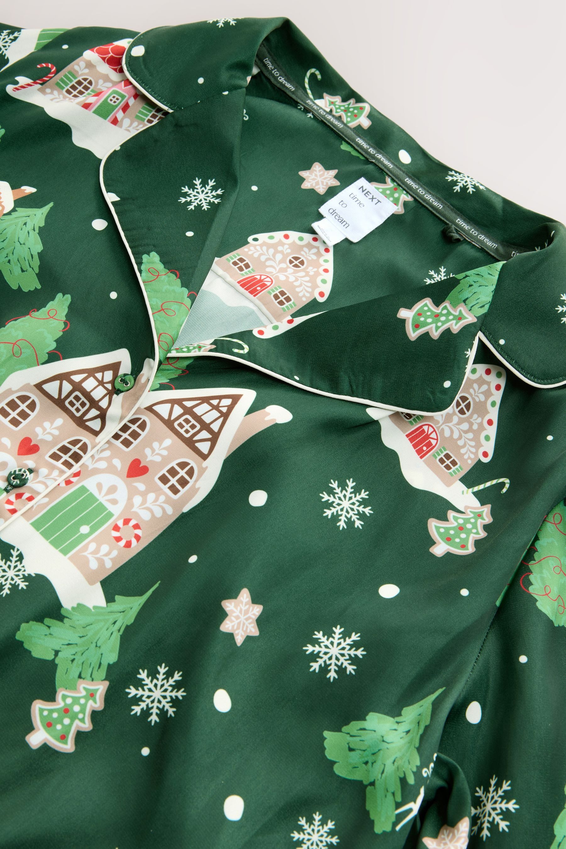 Next Pyjama Geknöpfter Satinschlafanzug, Weihnachtshaus (2 tlg)