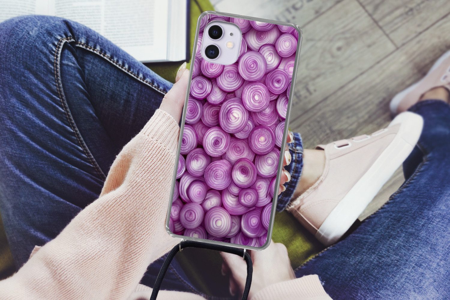 MuchoWow Handyhülle für Apple iPhone 12 Lila - Zwiebeln - Nahaufnahme, Tragbare Handyhüllen mit Kette zum umhängen, Handykette Handyband