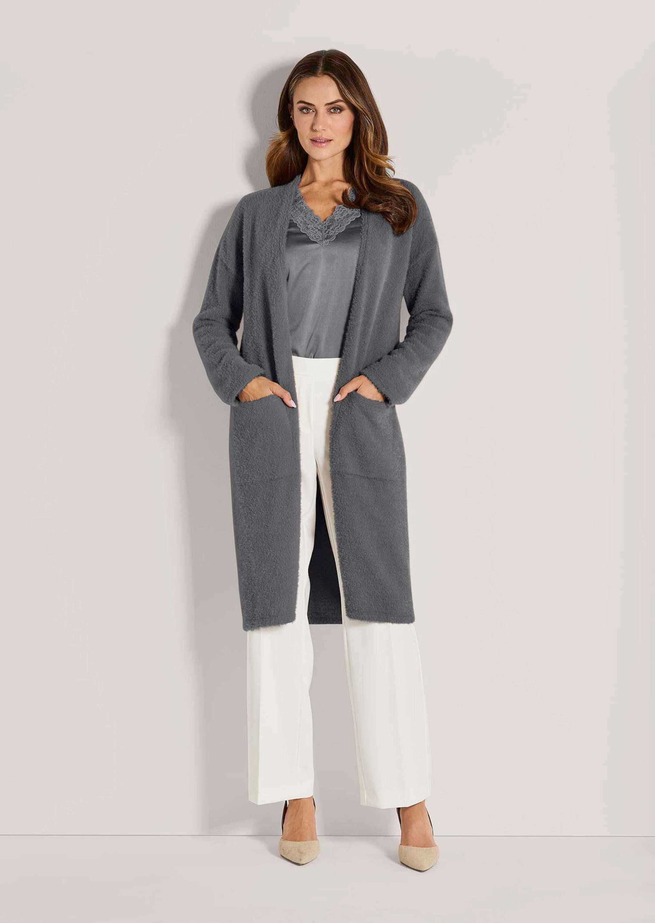 MADELEINE Kurzmantel Eleganter Glattstrick-Mantel Offene Form, lange Ärmel, aufgesetzte Taschen
