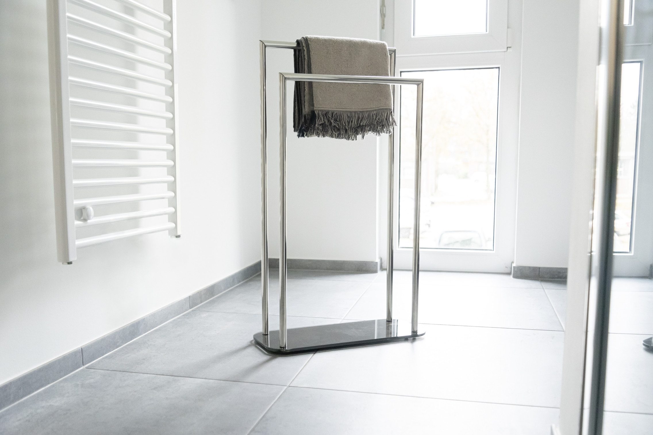 WENKO Handtuchständer Ravina, freistehender Handtuchhalter aus Edelstahl, 2 Arme, Glasbodenplatte