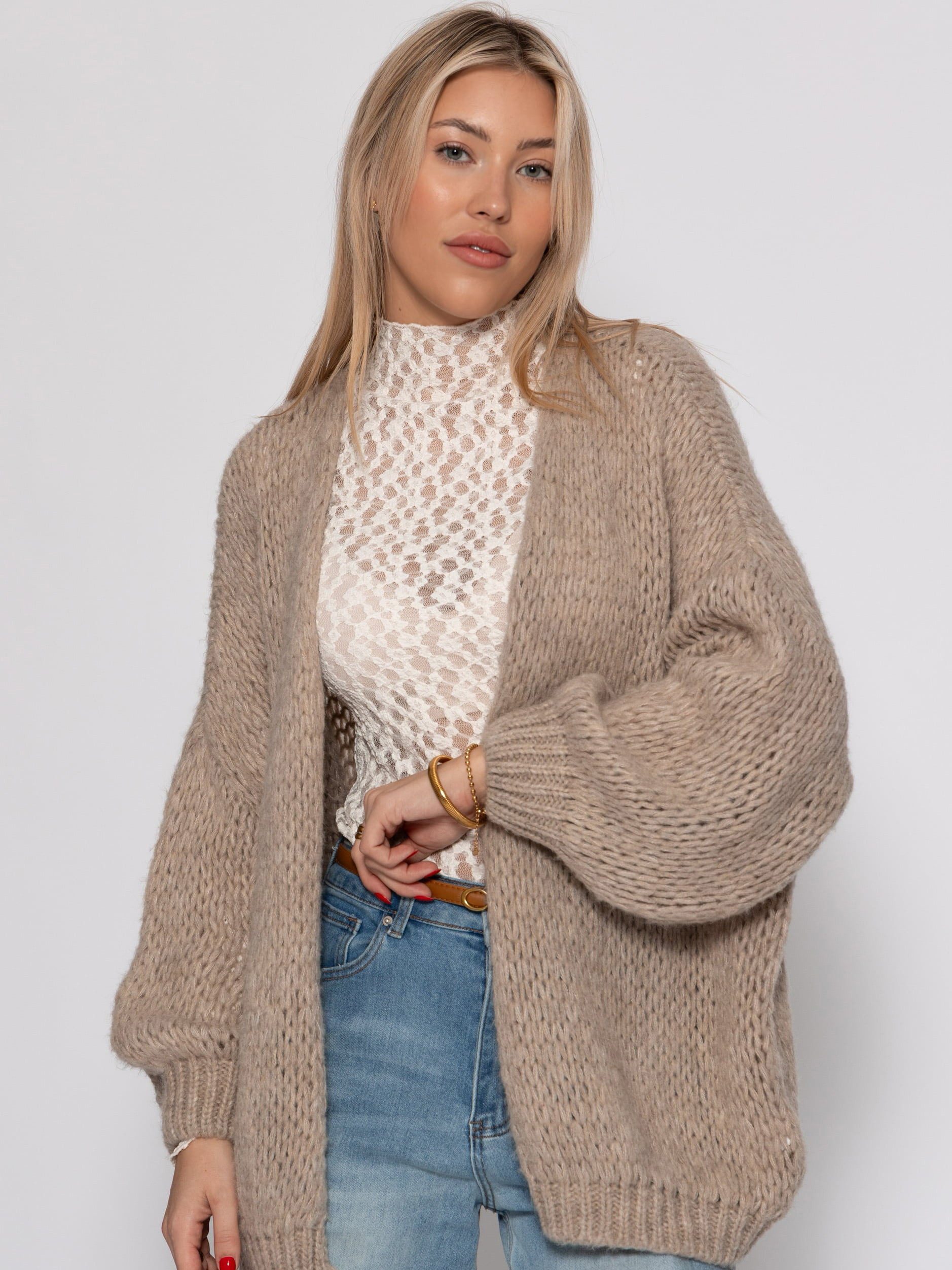SASSYCLASSY Cardigan Oversize Strick Cardigan für Damen Flauschiger Cardigan mit offen fallendem Schnitt und Rippbündchen