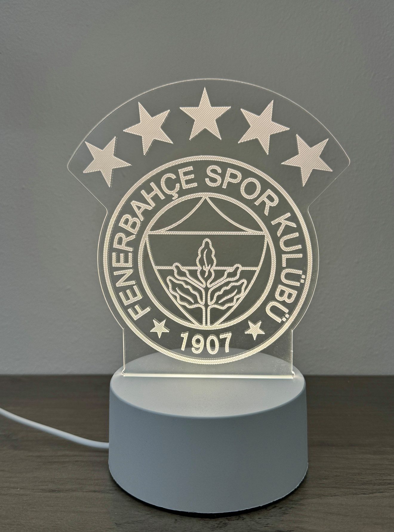 Stelby LED Nachtlicht Fenerbahce 3D-LED-Lampe – Warmweiße Acryl-Nachtleuchte, LED fest integriert, Fußball Fanartikel Tischlampe mit 5 Sternen, USB-Kabel & Geschenkbox