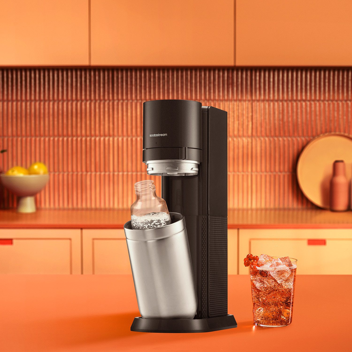 SodaStream Wassersprudler SodaStream DUO, titan, mit 3 Flaschen, 1 CO2-Zylinder und 2 Sirups, (Set, 7-tlg., Sirups: 1x 7up 440 ml, 1x Holunderblüte 440 ml), 1x Glasfl. 1L, 1x Kunststofffl. 1L, 1x Fizz&go COOL storm 0,9L