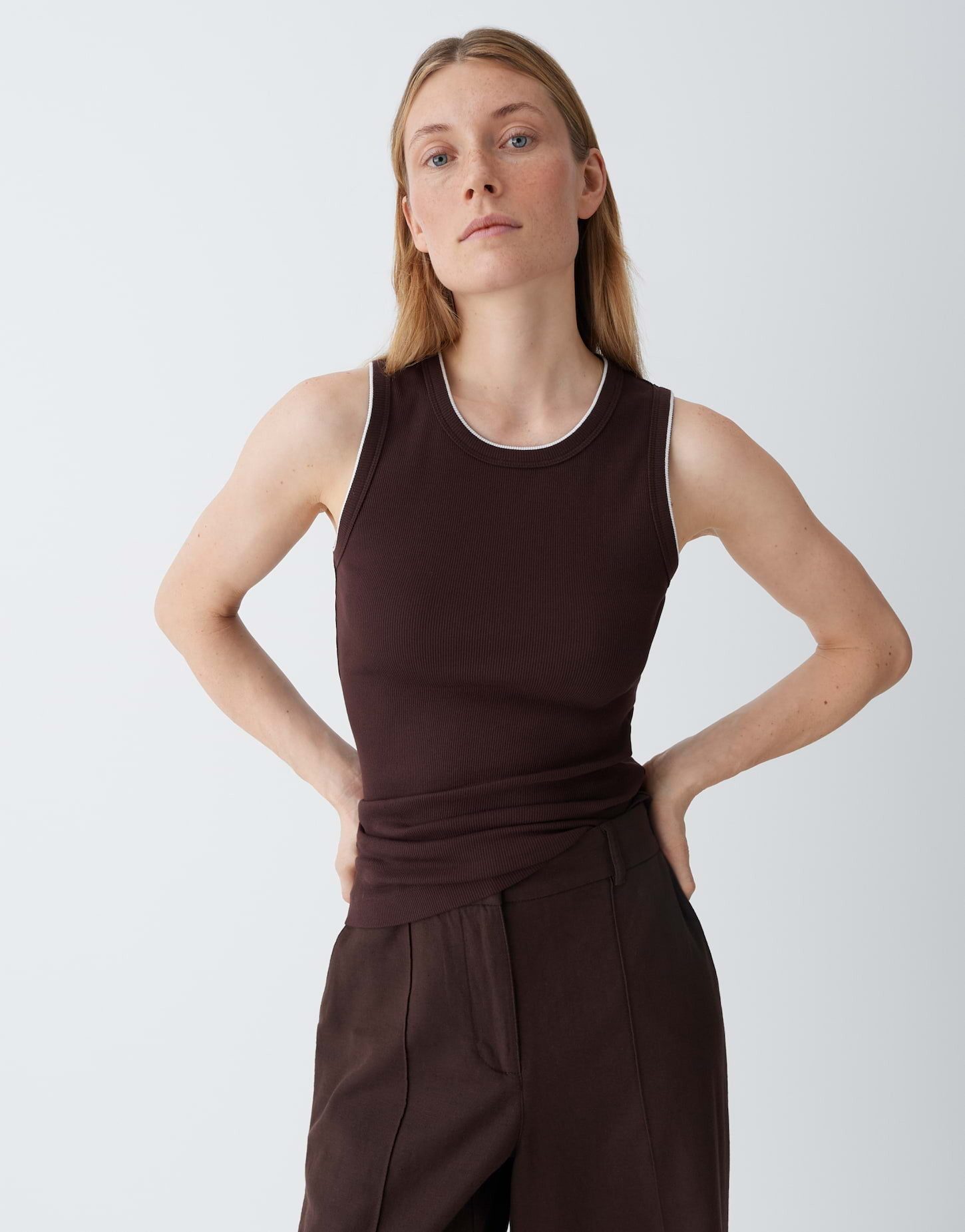 OPUS Tanktop Geripptes Tanktop mit kontrastfarbenen Bündchen Schmale Passform, sportliches Highlight durch Rippbündchen