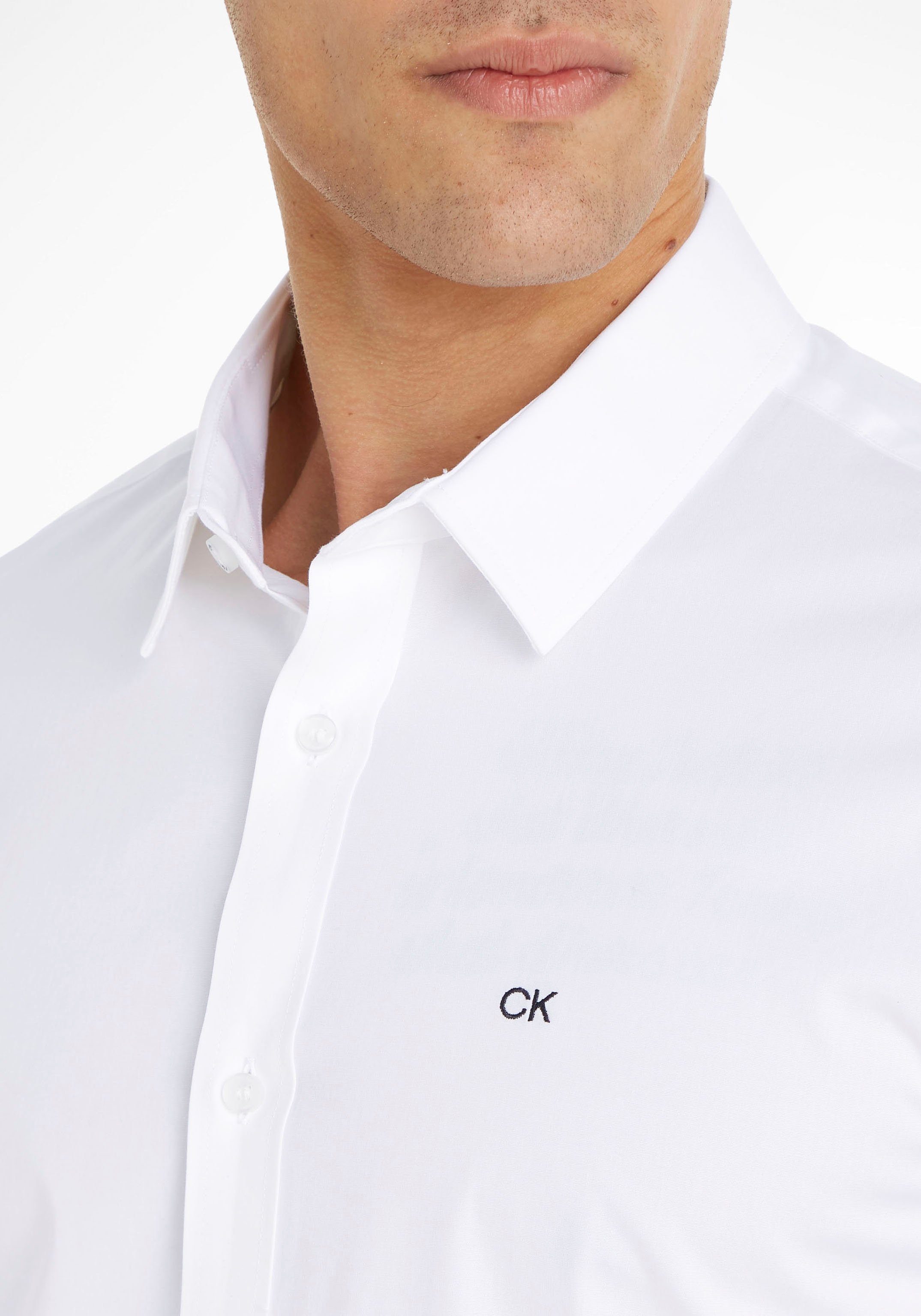 Calvin Klein Businesshemd POPLIN Klein bright auf SHIRT Logo Brust white der mit STRETCH Calvin SLIM