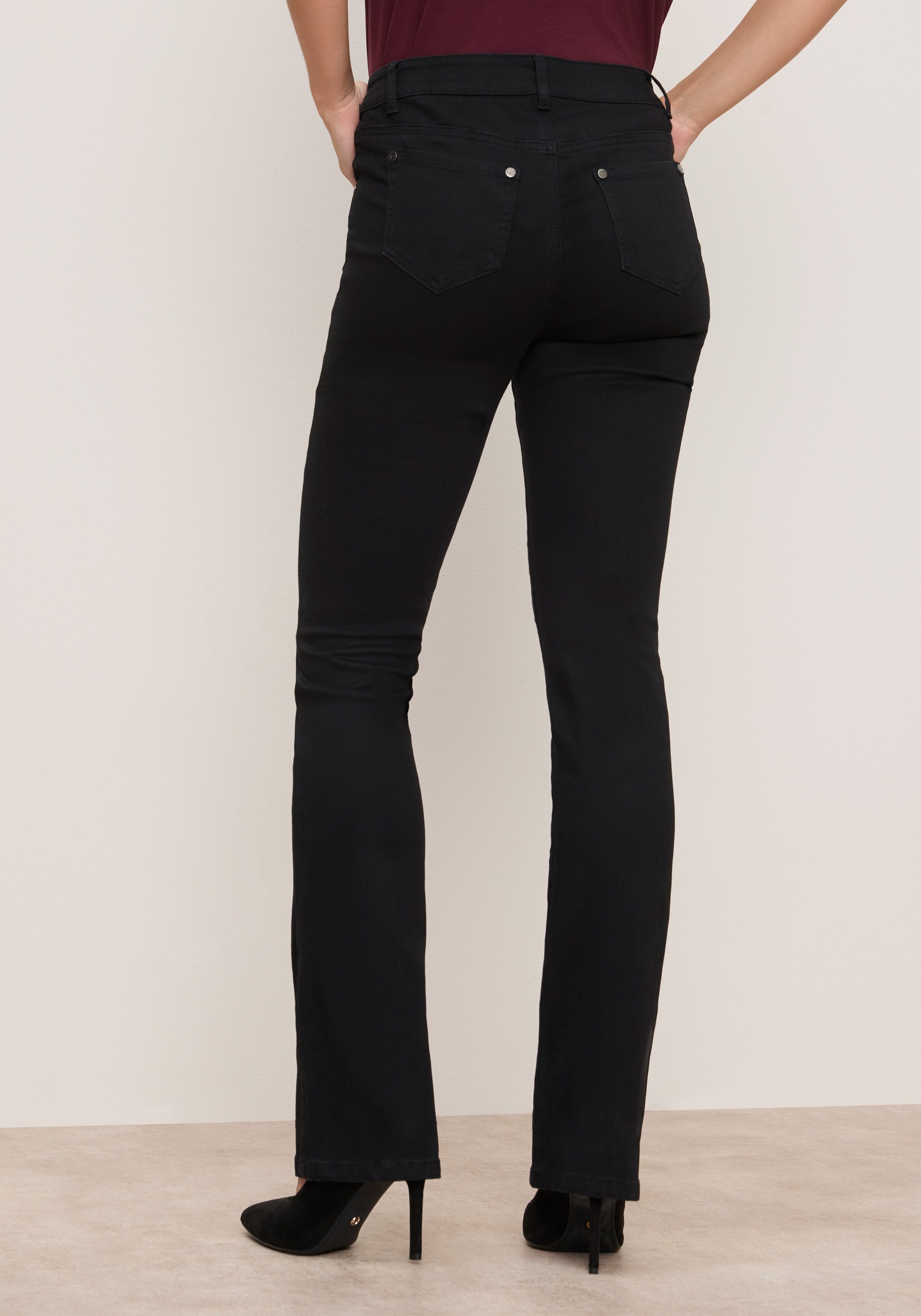 Tamaris Bootcut-Jeans mit lockerem Schnitt, aus fließender Viskose-Qualität Reguläre Leibhöhe, Bootcut, mit ausgestelltem Bein – Bild 2 von 5