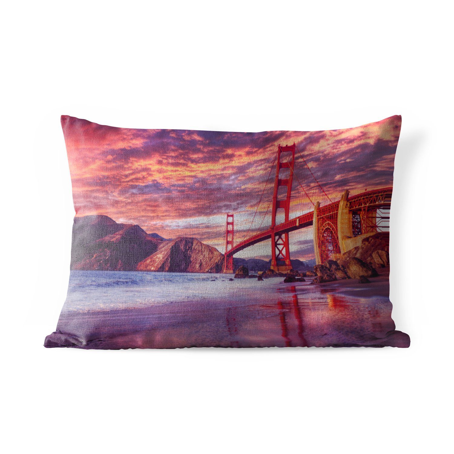 MuchoWow Dekokissen Die Golden Gate Bridge mit einem wunderschönen lila Himmel, Outdoor-Dekorationskissen, Polyester, Dekokissenbezug, Kissenhülle