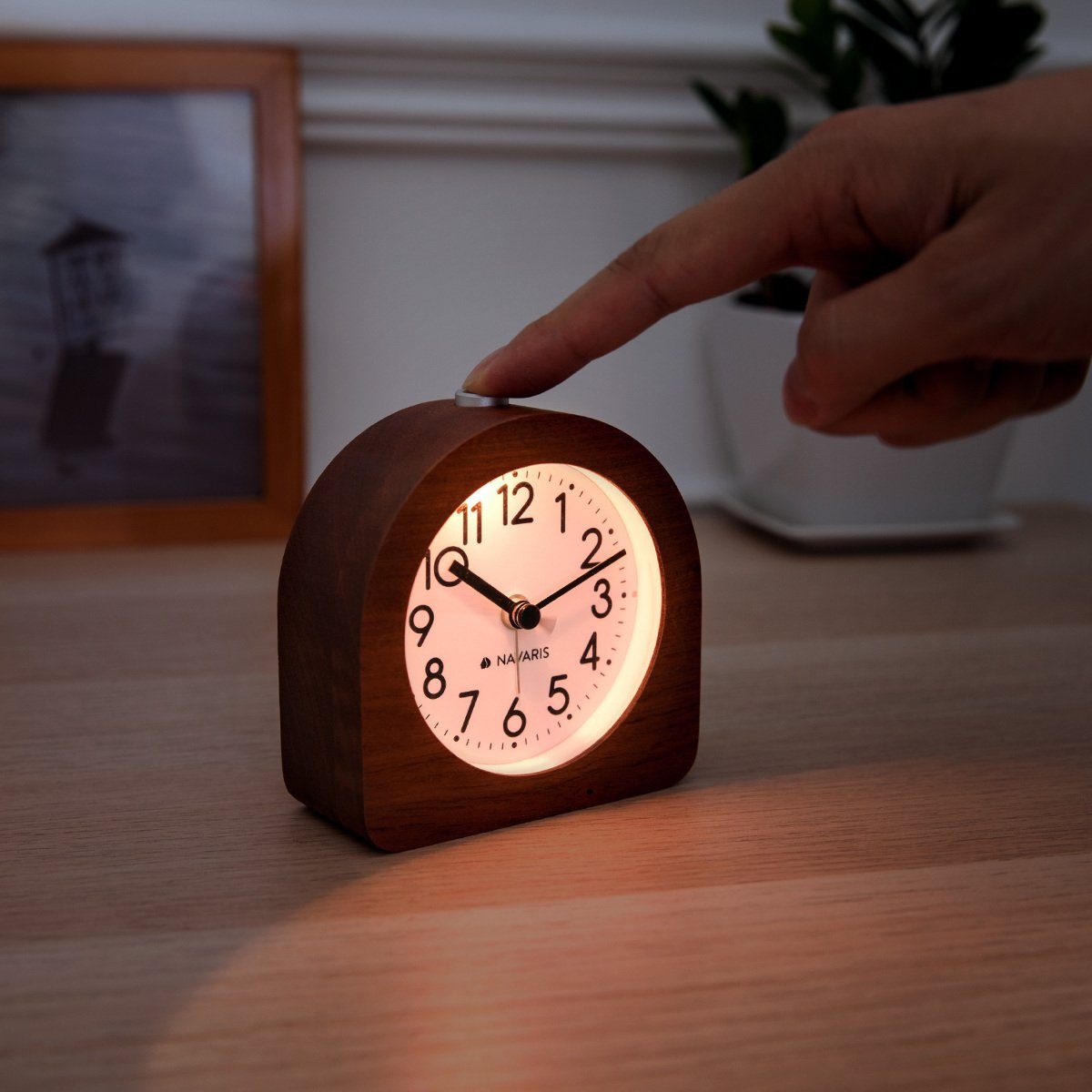 Mit - Alarmlicht, Reisewecker Navaris leise und Holz Dunkelbraun Retro Wecker Snooze aus