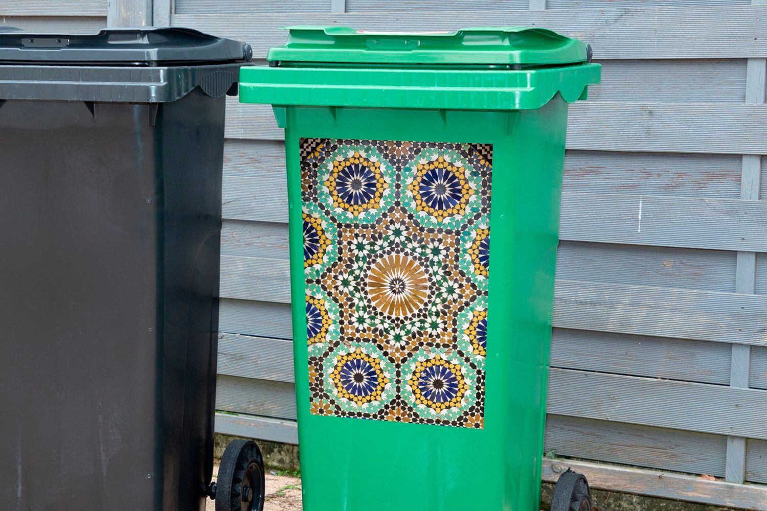 MuchoWow Wandsticker Eine Mosaiks Sticker, Container, Mülleimer-aufkleber, Nahaufnahme Mülltonne, Abfalbehälter (1 marokkanischen eines St)
