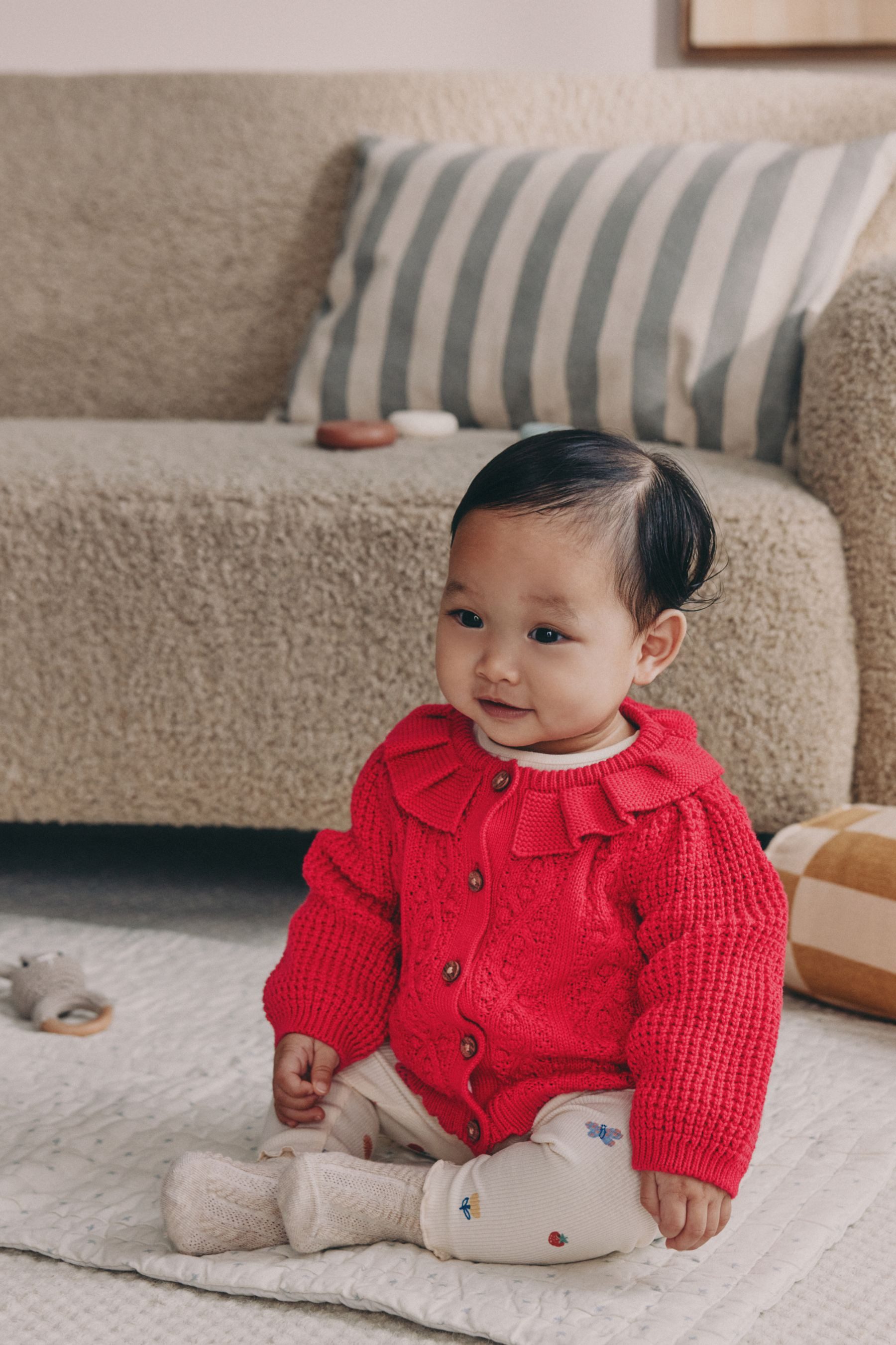Strickjacke Baby Strickjacke mit Rüschenkragen