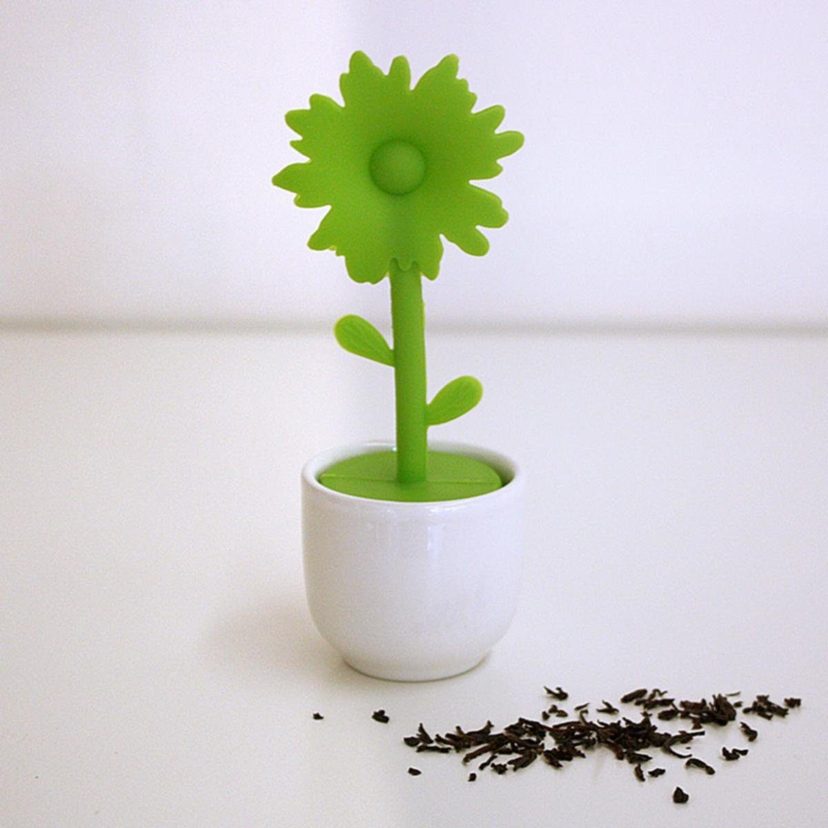 Zone Denmark Teesieb ZONE 3-tlg. Set TEE-EI Blume Grün mit weißer Keramik-Halterung, Silikon, Keramik, (Set, 3-St., Tee-Sieb incl. Keramik-Halterung)