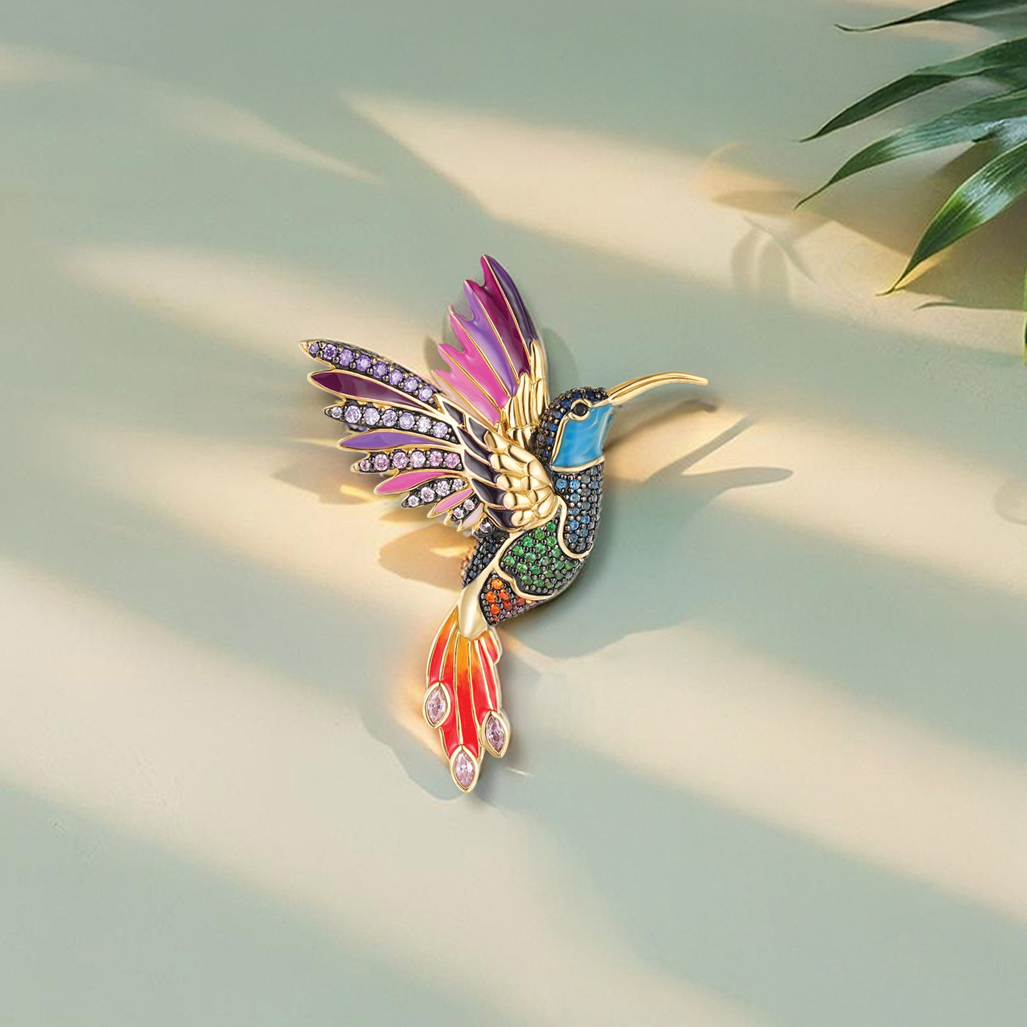 Seinerzeit FLORA & FAUNA Kettenanhänger Cleo Kolibri Anhänger, Schmuck aus 925 Sterling Silber (Von der farbenfrohen Welt exotischer Vögel inspirierter Damenschmuck mit liebevoll gestaltetem Tiermotiv – ein besonderer Begleiter im Alltag und zu besonderen Anlässen, 1-tlg., inkl. Geschenkverpackung für Frauen ob Freundin, Mutter, Ehefrau, Oma), vergoldet, geschwärzt, mit Emaille und Zirkonia-Steinen