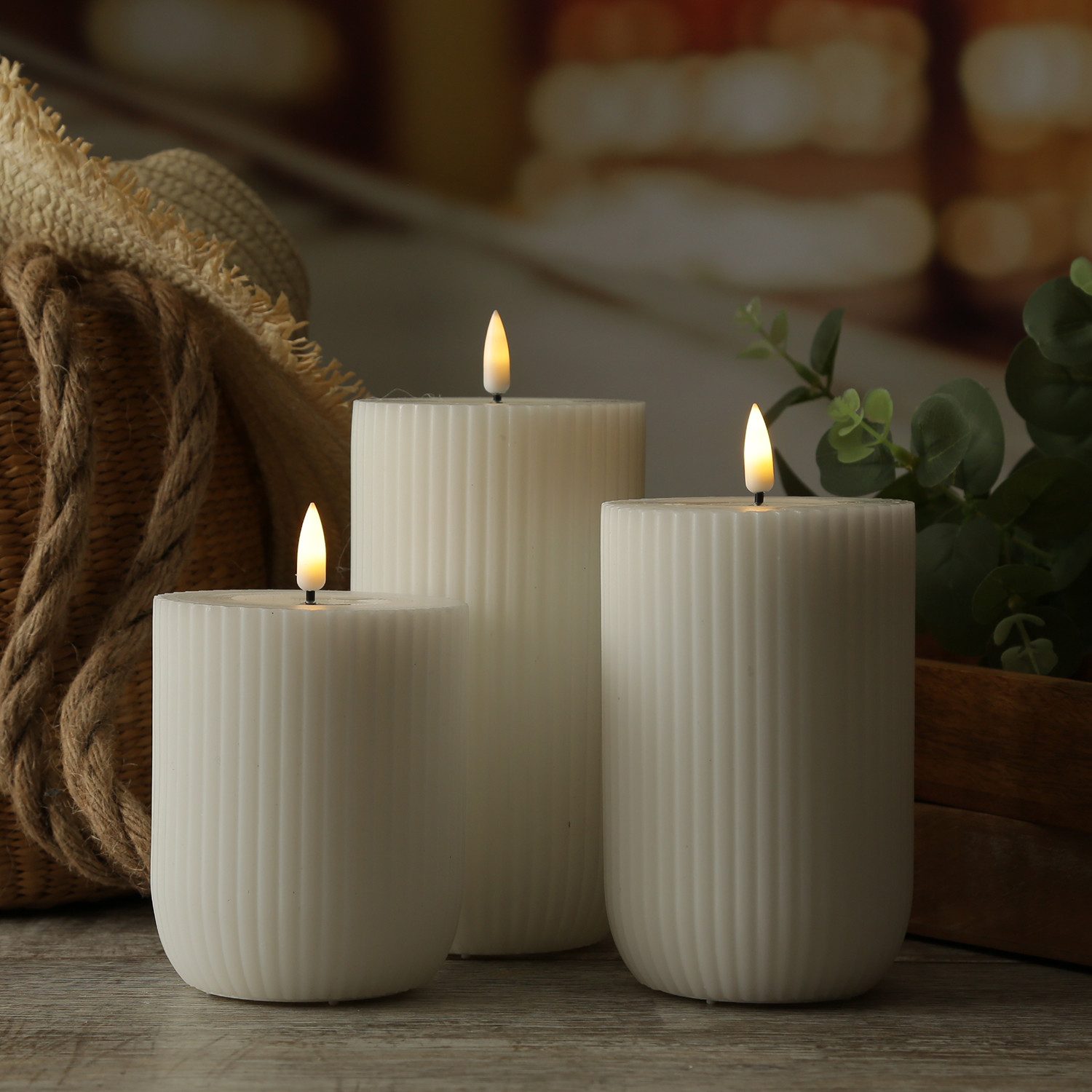 Deluxe Homeart LED-Kerze Mia gerillt Echtwachs flackernd H: 12,5cm D: 8cm weiß mit Rillen, LED Classic, warmweiß (2100K bis 3000K)