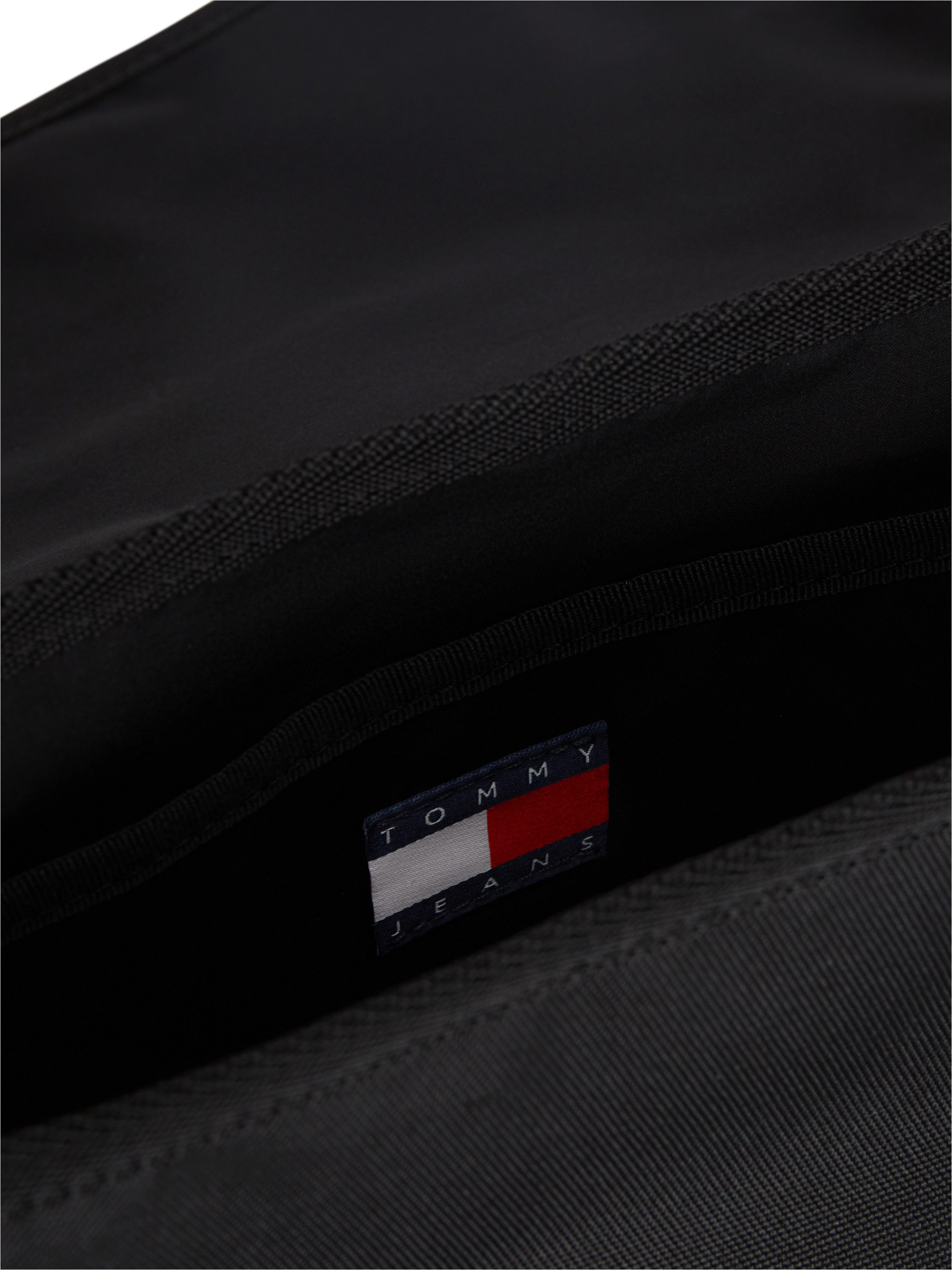 Tommy Jeans Messenger Bag TJM ESS DAILY MESSENGER, Damen Schultertasche, Geschäftstasche mit Logo-Aufnäher – Bild 5 von 5