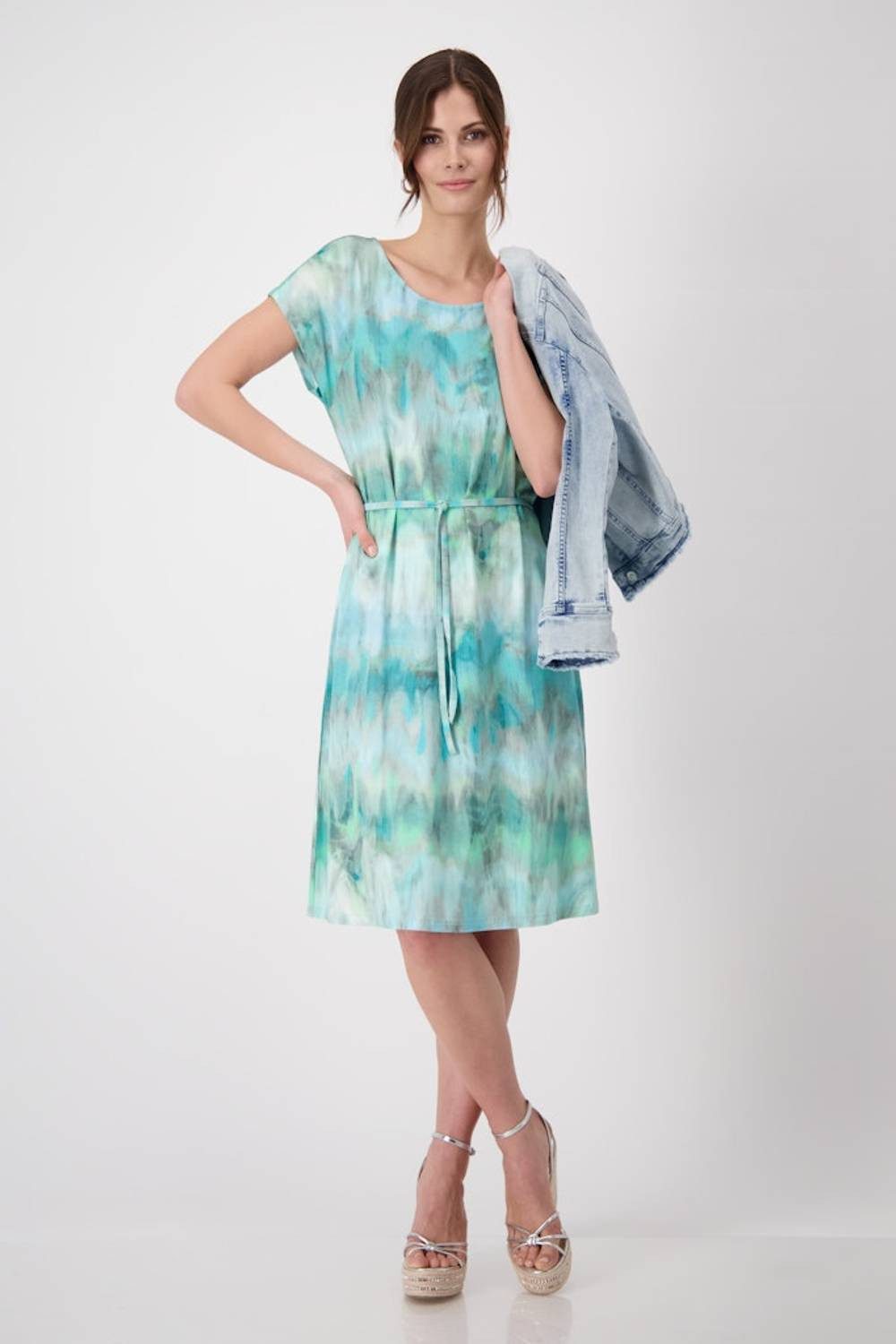 Monari Strandkleid Lagoon Batikmuster mit Bindeband und femininer Silhouette