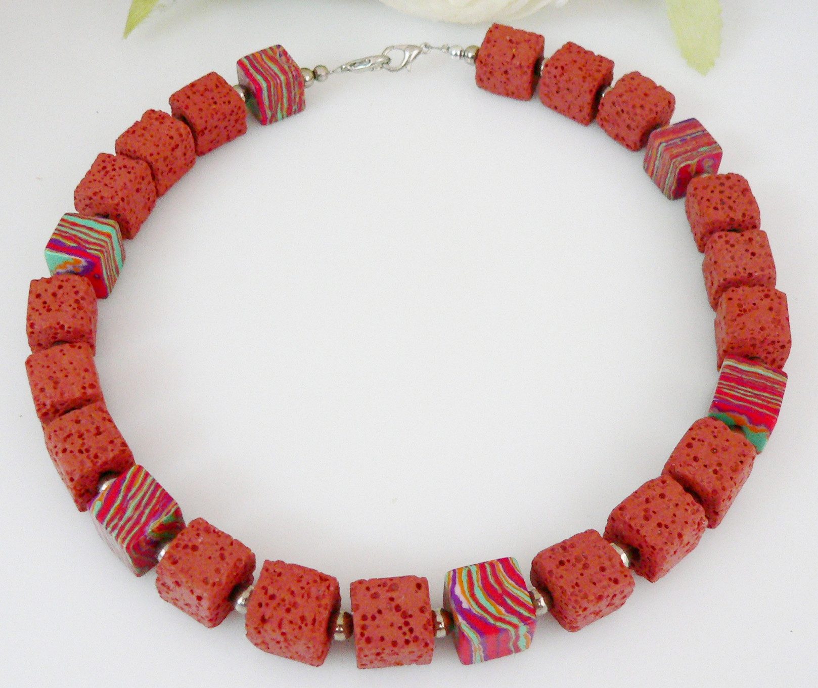 traumschmuck Statementkette 366o Halskette Würfelkette Kette Lava dunkelrot synth. Türkis (Geschenk, Muttertag, Weihnachten, Geburtstag, Valentinstag, incl. Schmuckbox), handgefertigt, Made in Germany