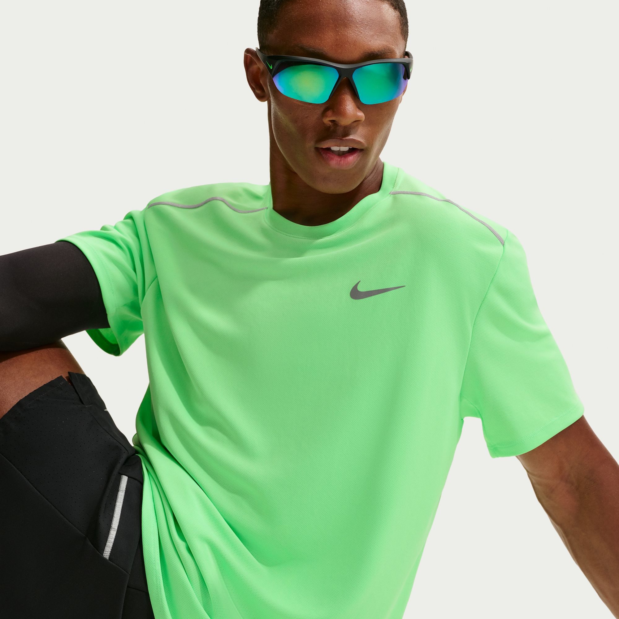 Nike Laufshirt M NK DF UV MILER SS mit reflektierenden Details, schnell trocknend, atmungsaktiv