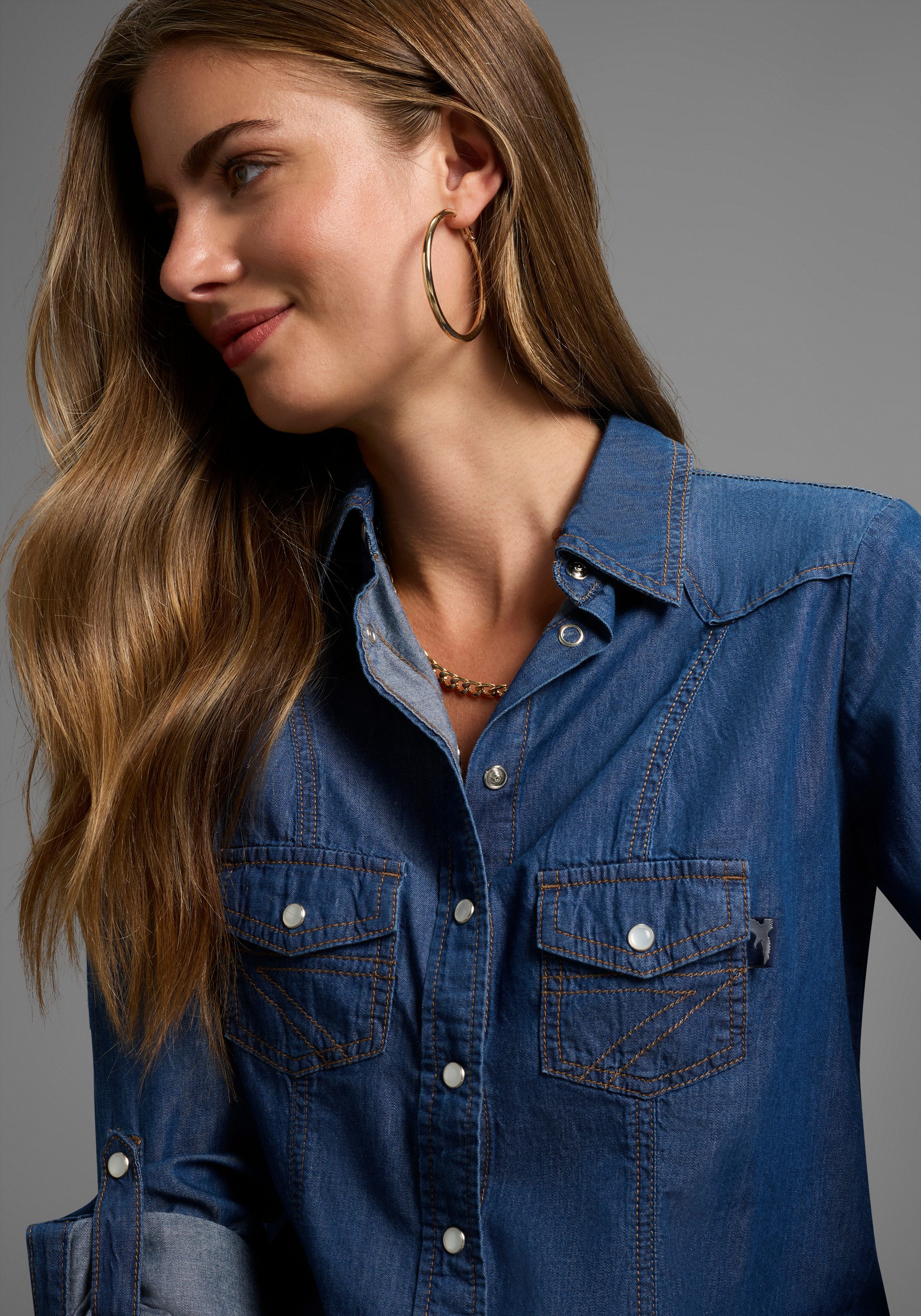 Arizona Jeansbluse mit Druckknöpfen in Perlmuttoptik und Krempelärmeln