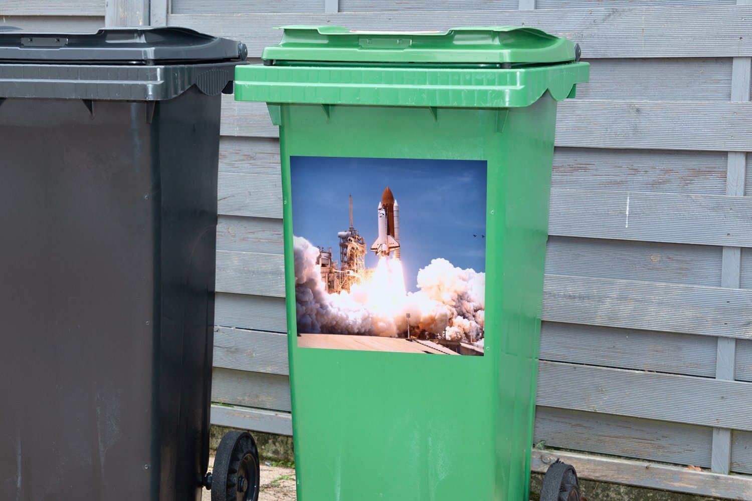 Abfalbehälter (1 Sticker, Container, Mülleimer-aufkleber, Start St), Raumfähre MuchoWow Wandsticker Der einer Mülltonne,