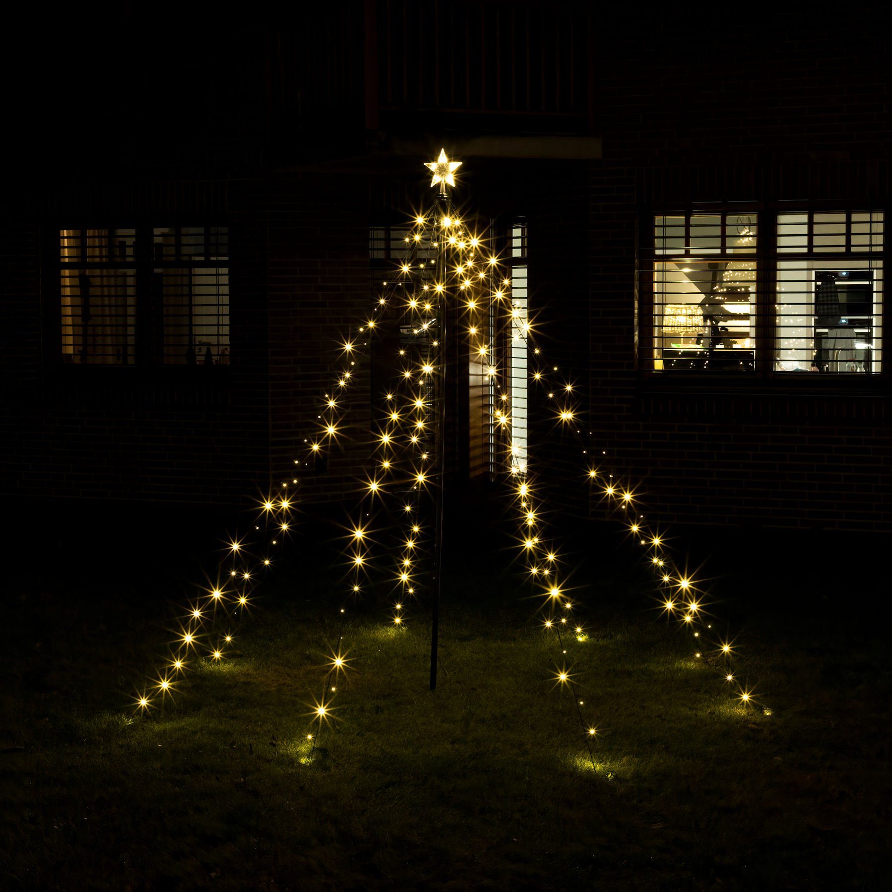 Spetebo Weihnachtspyramide LED Lichterpyramide mit Timer - 200 LED / 150 cm, Dekorativer Metall Weihnachtsbaum 150 cm