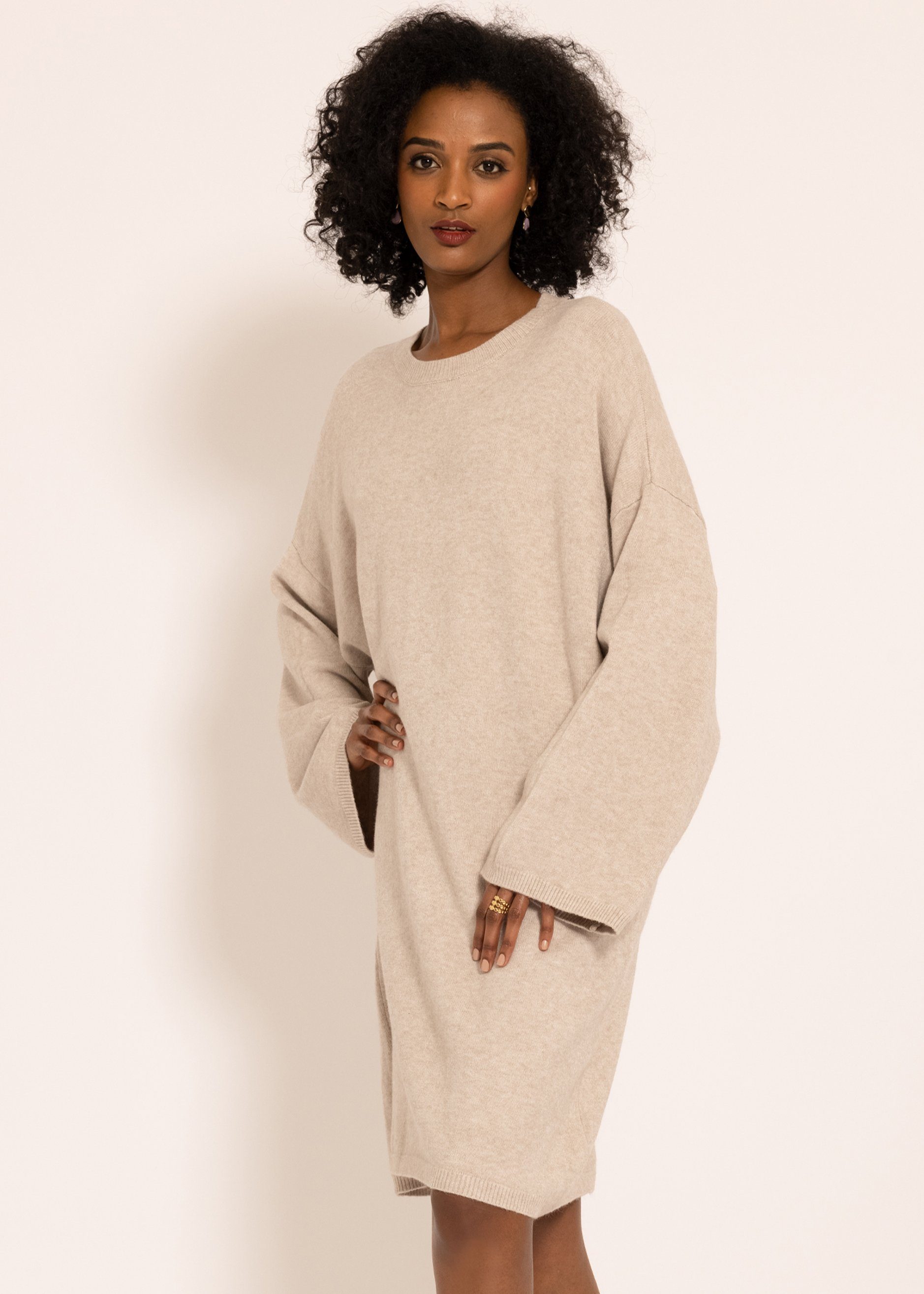 SASSYCLASSY Strickkleid Oversize Strickkleid Damen lang aus weichem Strick Lässiges Pulloverkleid mit Rundhalsausschnitt, langes Winter-Kleid