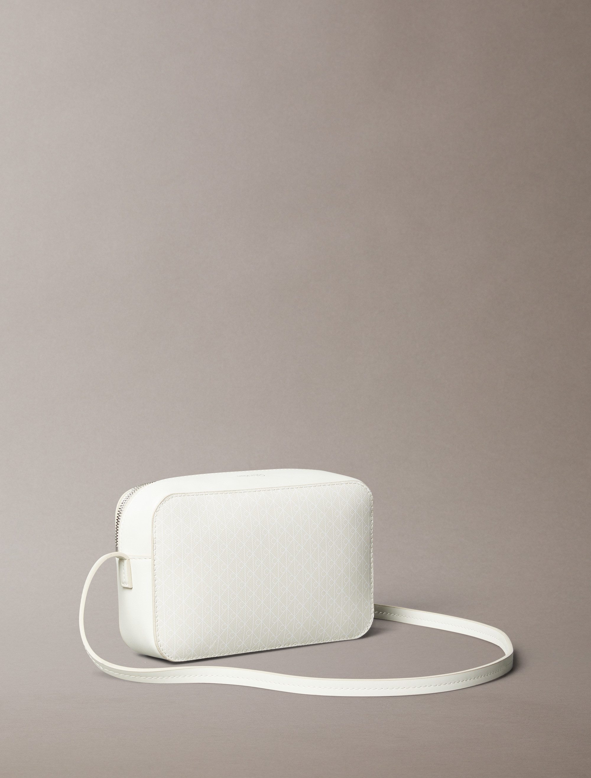 Calvin Klein Mini Bag AOP ELONGATED CAMERA BAG, kleine Damen-Umhängetasche, Schultertasche mit Monogramm-Print