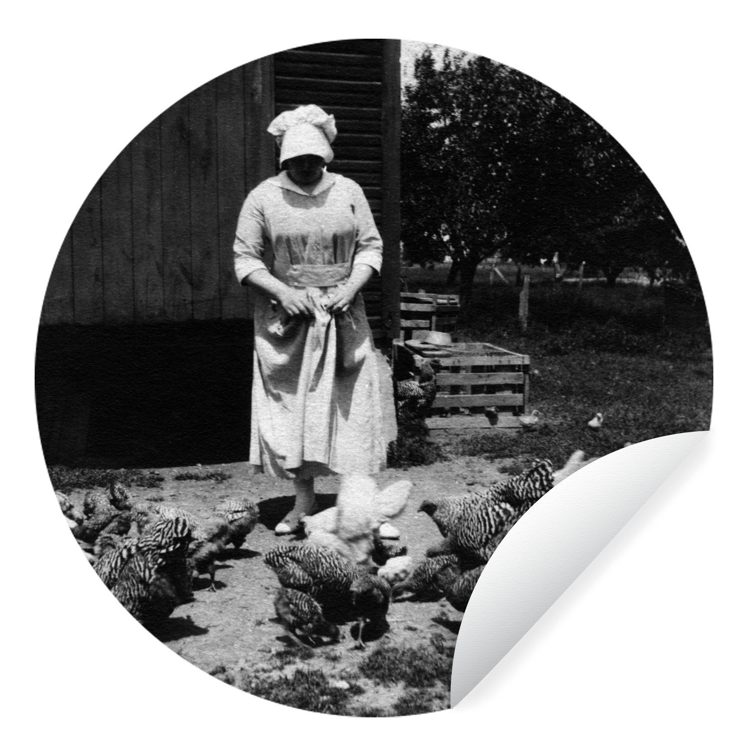 MuchoWow Wandsticker Frau, die ihre Hühner füttert, in Schwarz und Weiß (1 St), Tapetenkreis für Kinderzimmer, Tapetenaufkleber, Rund, Wohnzimmer