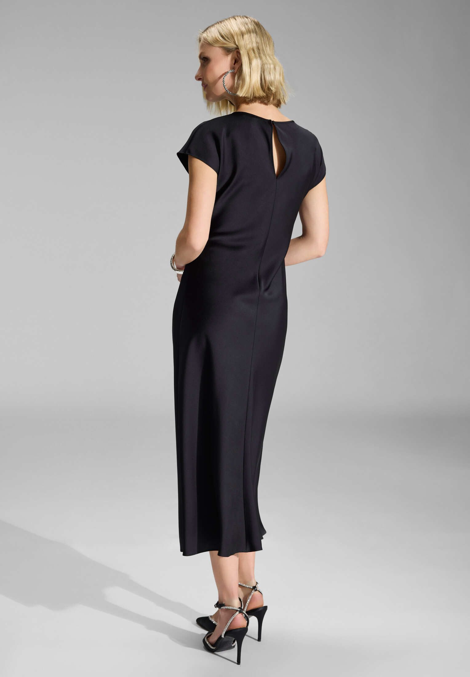 SWING Cocktailkleid - Slip Dress aus Satin mit Twist Detail Figurbetonte Passform mit fließendem Rockteil