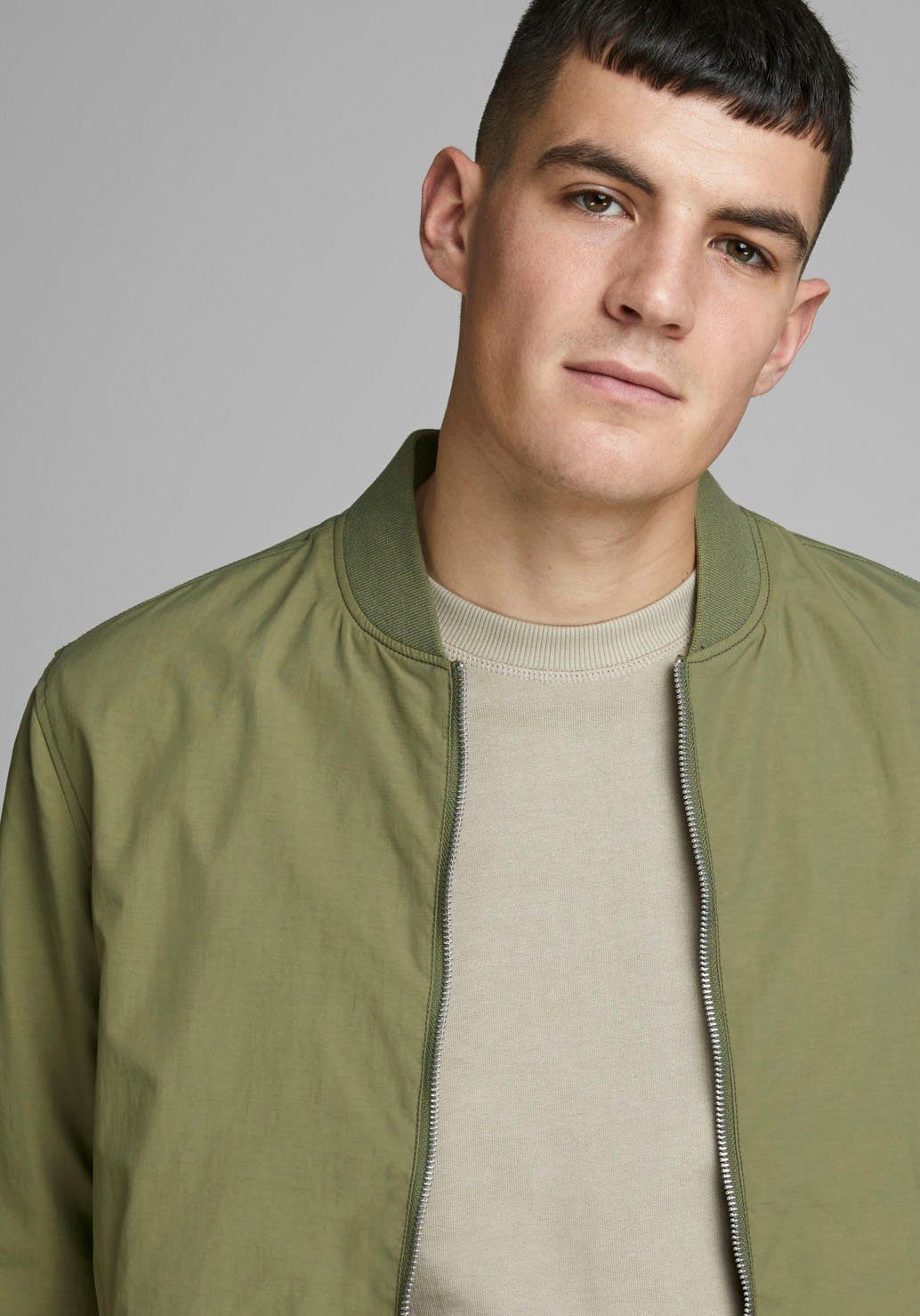 Jack & Jones Blouson JJERUSH mit Stehkragen und Reißverschlusstaschen unifarben, modisch, regular fit, Polyester
