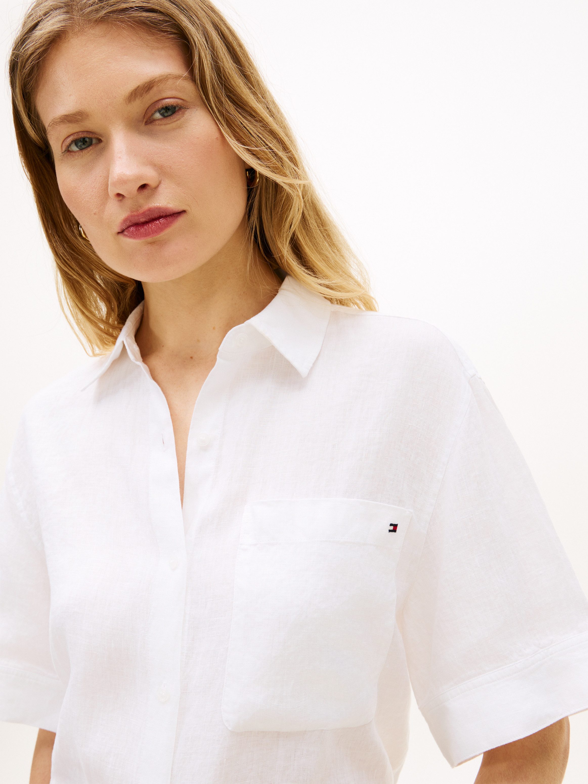Tommy Hilfiger Kurzarmbluse ESS LINEN SHORT SLEEVE SHIRT mit aufgesetzter Brusttasche und Flag-Stickerei, reines Leinen