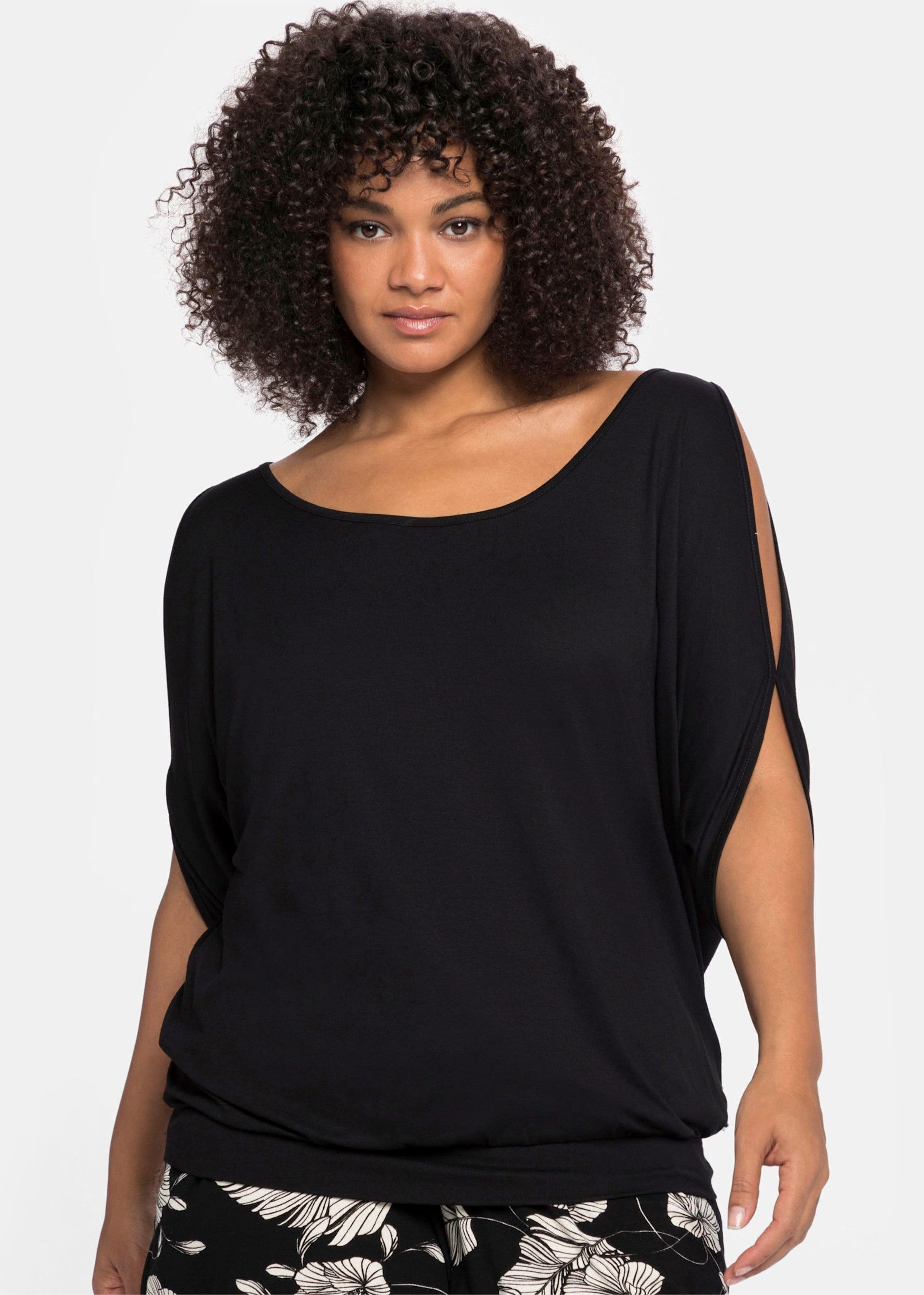 Sheego T-Shirt T-Shirt Kurzarm mit geschlitzten Fledermausärmeln