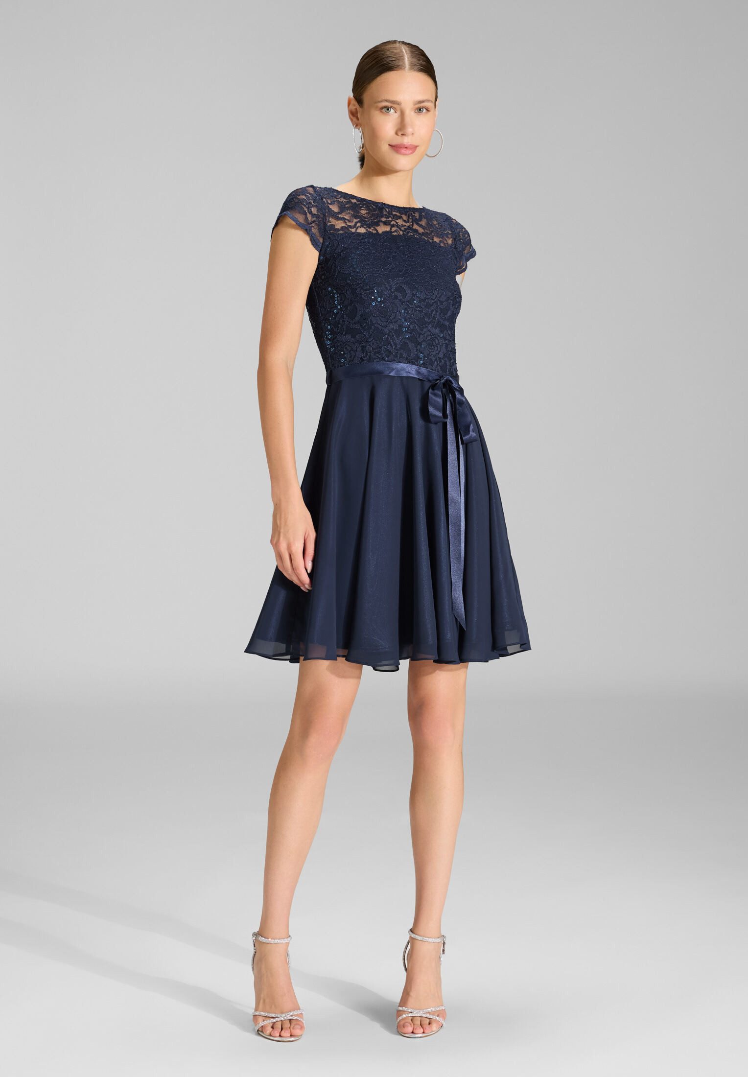 SWING Cocktailkleid Taillierte Passform mit ausgestelltem Rockteil