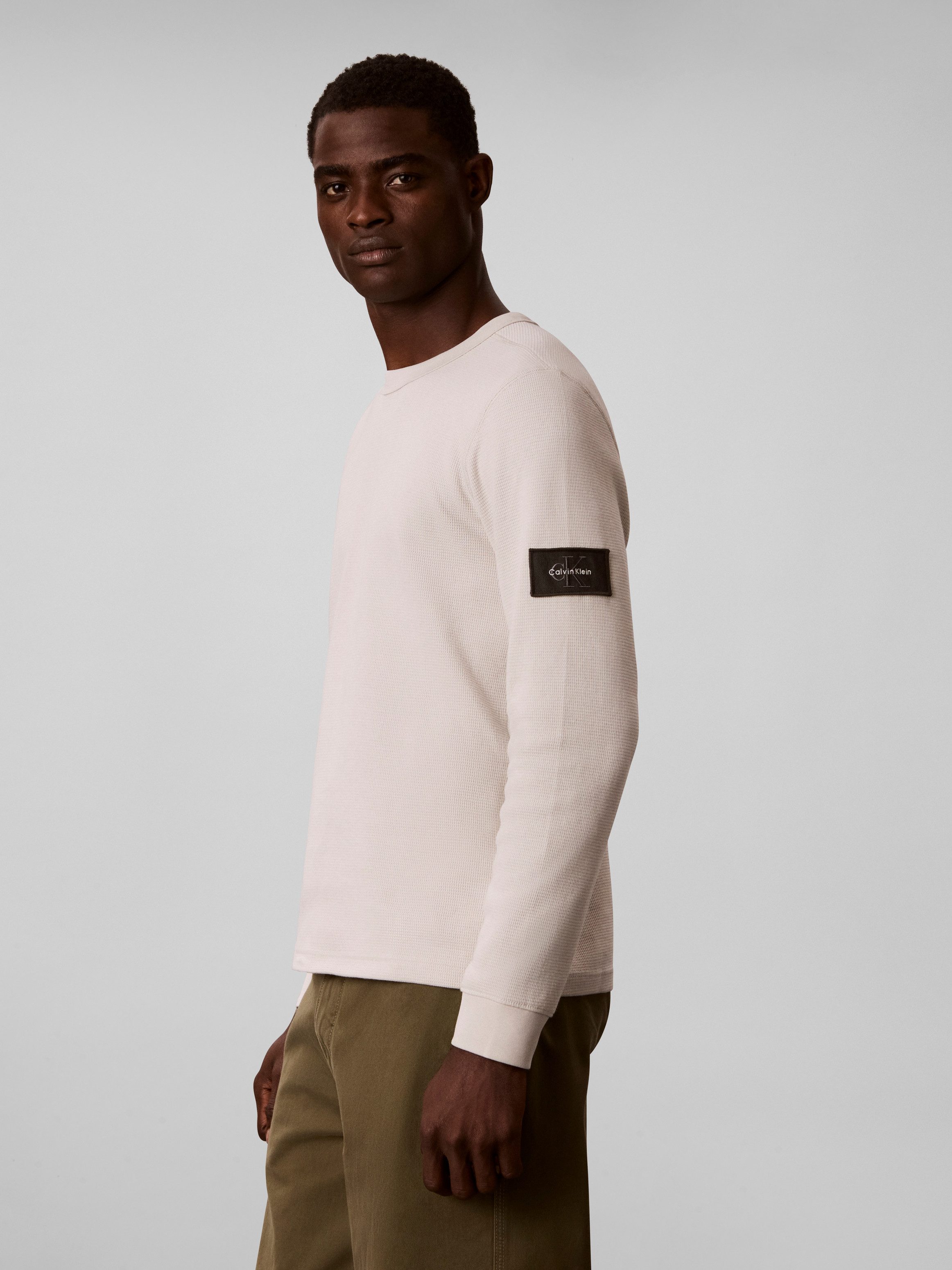 Calvin Klein Jeans Langarmshirt WAFFLE BADGE CREWNECK TEE Regular fit, Badge, Rundhalsausschnitt – Bild 4 von 5