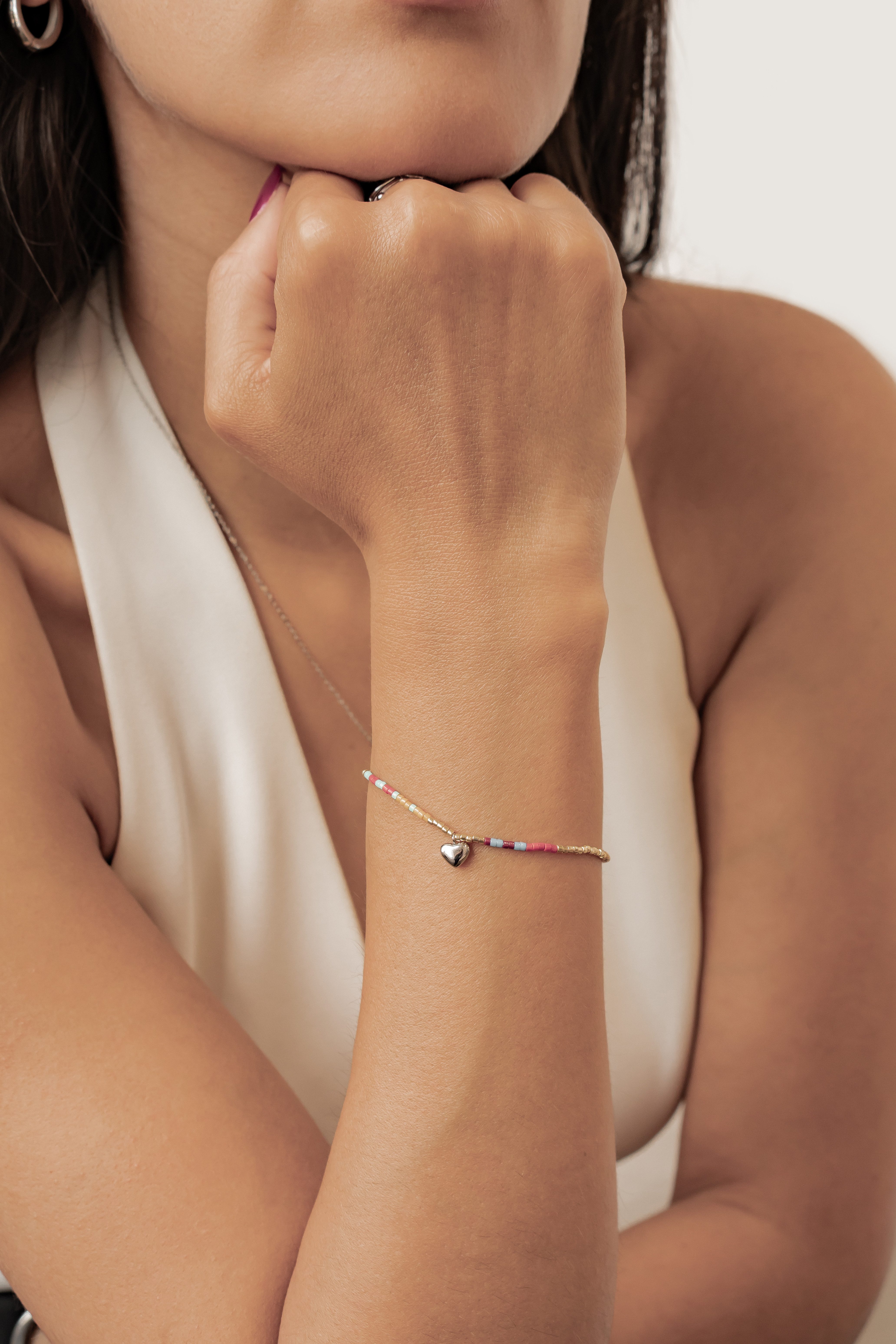 Hey Happiness Charm-Armband mit Herz, Buntes Perlenarmband, Wasserfestes Edelstahl Damen Boho Armband, für Sommer und Strand