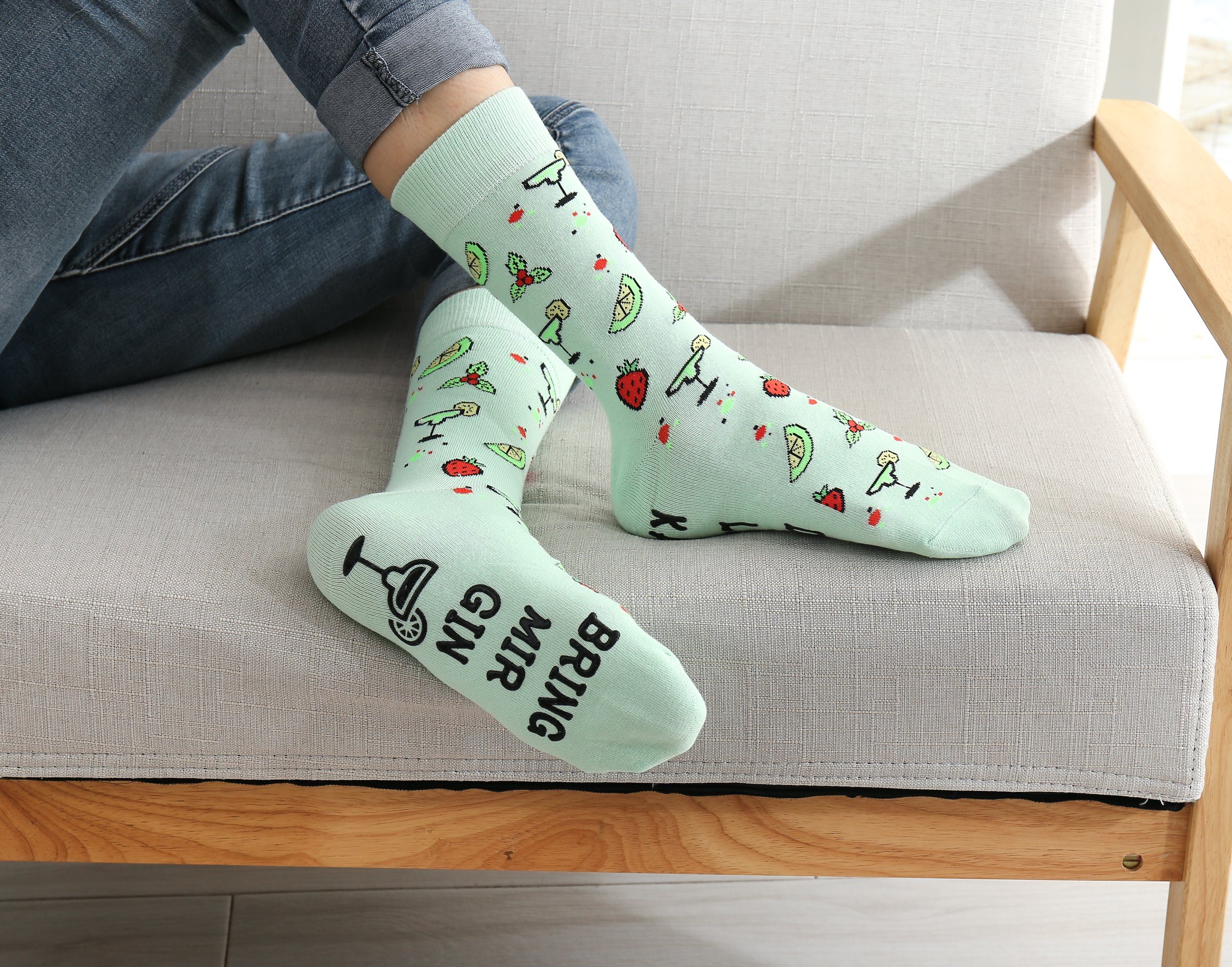 Lucadeau Freizeitsocken Gin-Socken mit Schlüsselanhänger in einer Design-Dose, (1 Paar) rutschfest, Gr. 39-45, Geschenke für Frauen und Männer