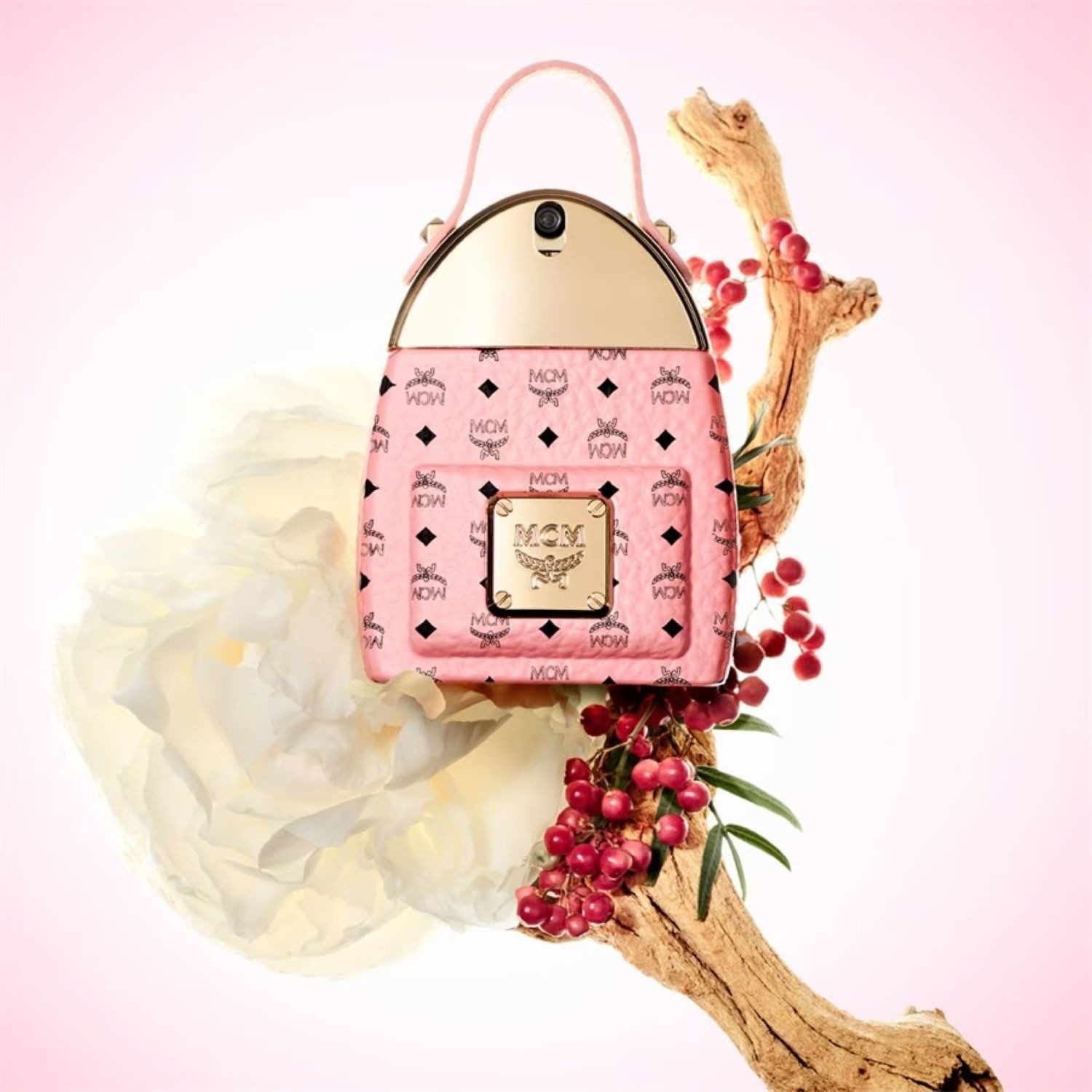 MCM Eau de Parfum MCM CRUSH, Flakon im legendären MCM-Rucksack – ikonisch, modern, auffällig