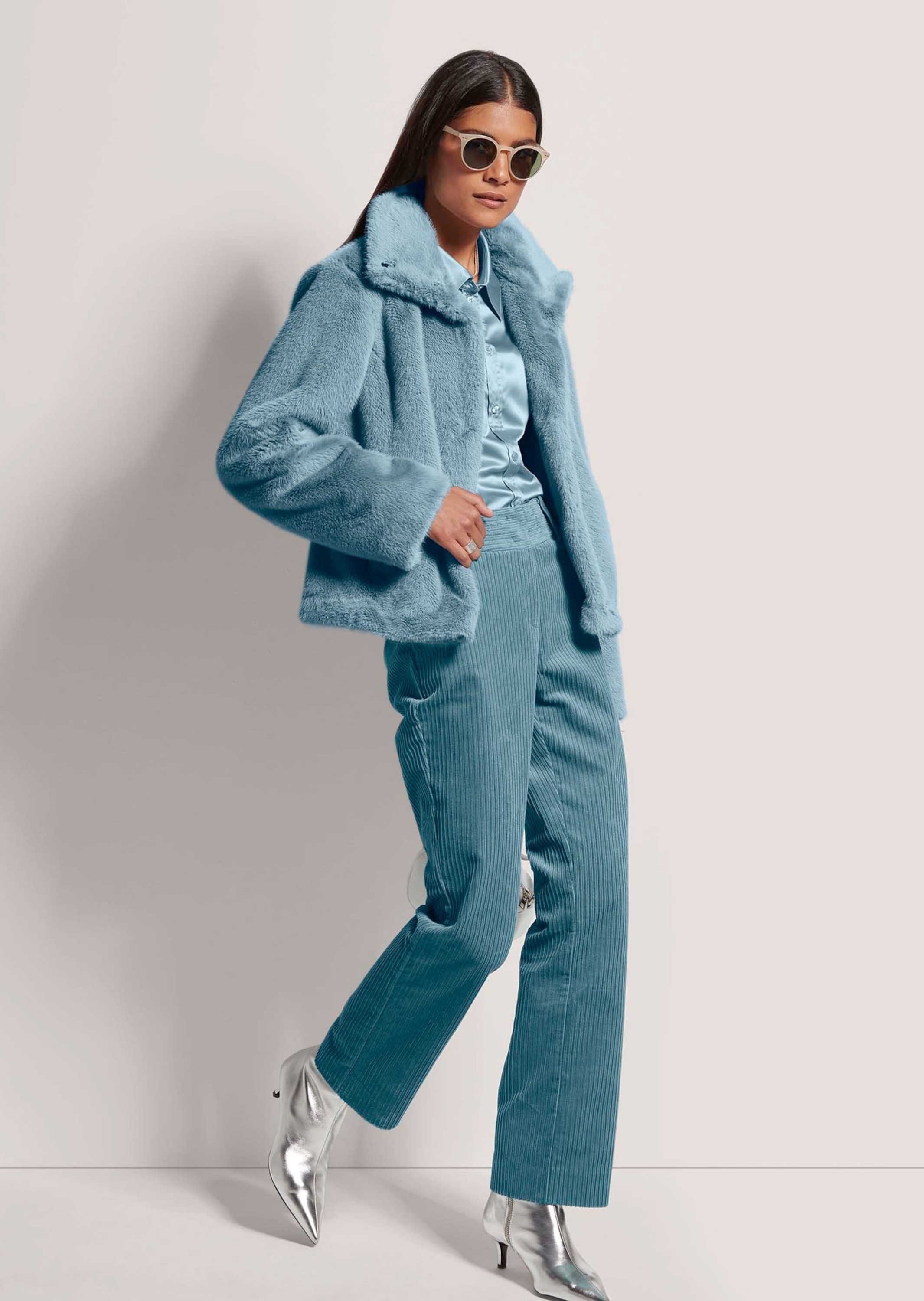 MADELEINE Outdoorjacke Webpelz-Kurzjacke mit Stehkragen Webpelzjacke mit verdeckten Druckknöpfen, Langarm, leicht gefüttert