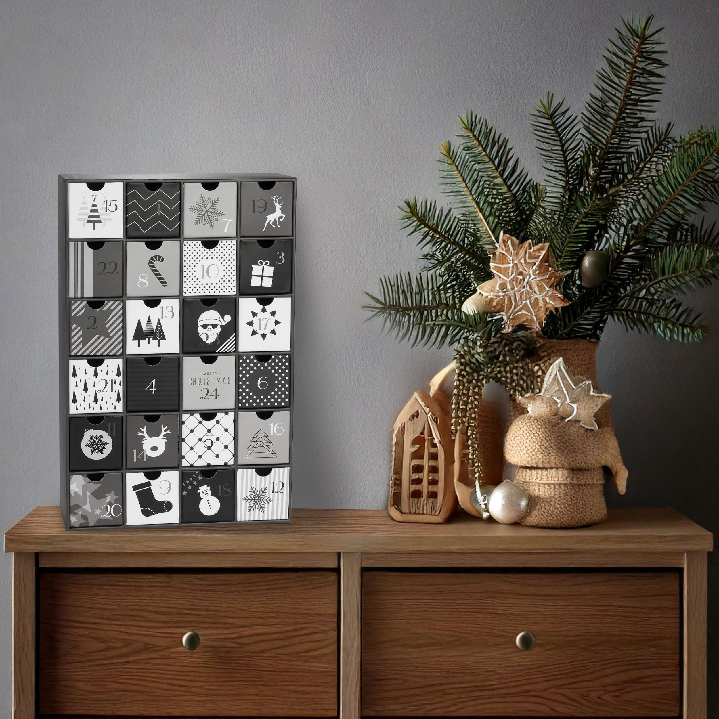 BRUBAKER befüllbarer Adventskalender DIY Weihnachtskalender mit 24 Türchen zum Befüllen Schwarz Weiß - 39cm (1-tlg), Kalender Weihnachten für Gutscheine Süßigke – Bild 4 von 5